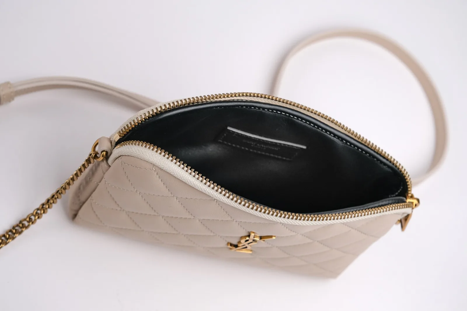 Ảnh Studio Túi đeo chéo da cừu chần trám màu kem phối xích - Koi Leather