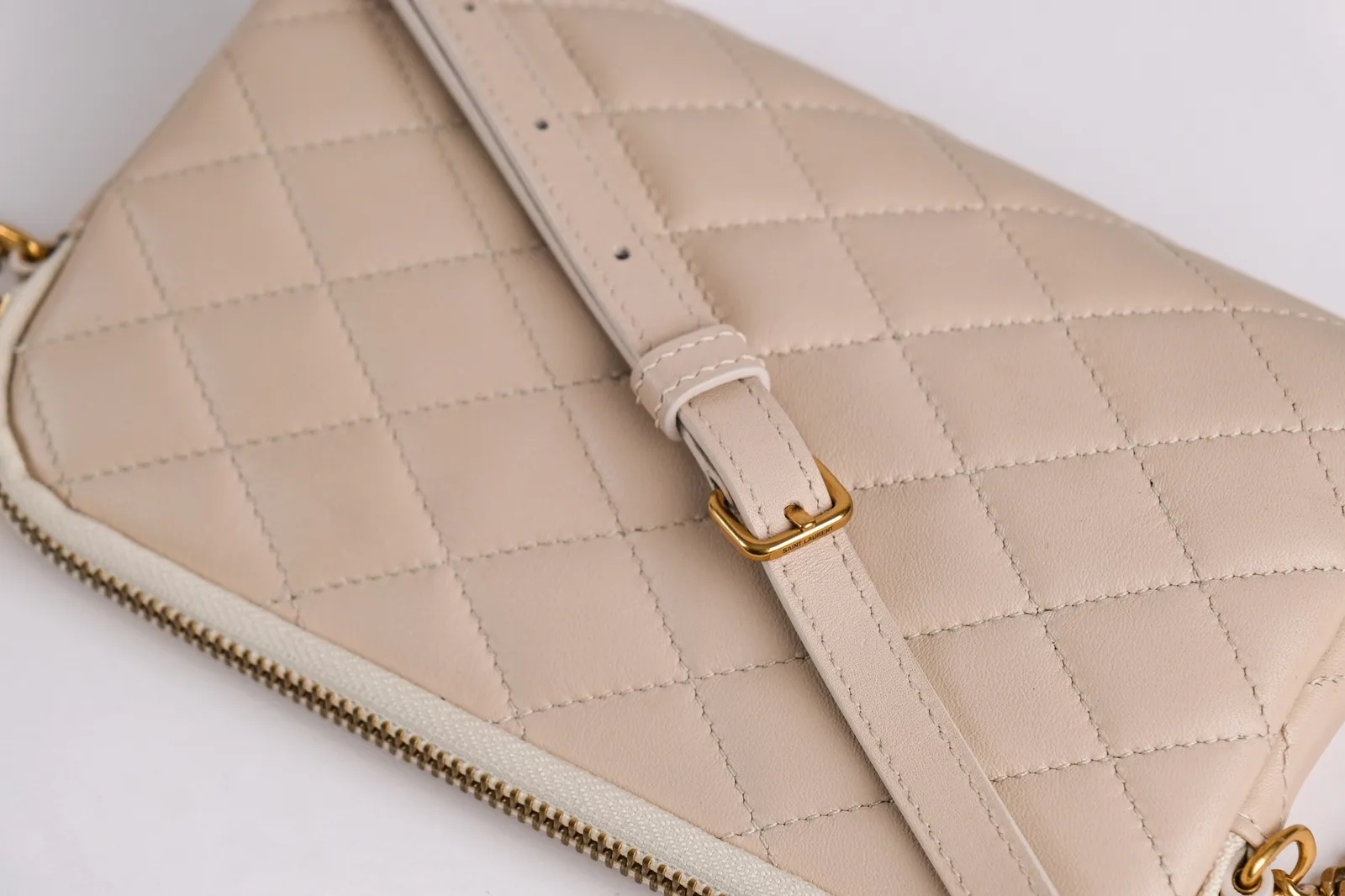 Ảnh Studio Túi đeo chéo da cừu chần trám màu kem phối xích - Koi Leather