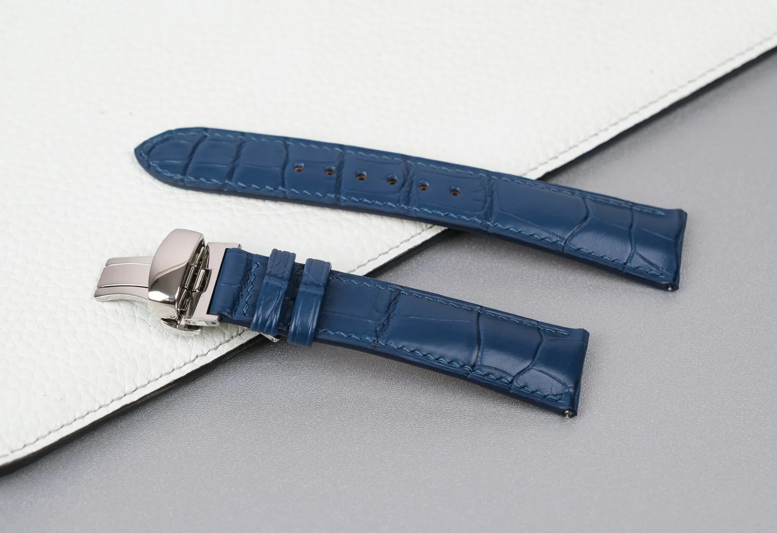 Ảnh Studio Dây đồng hồ da cá sấu màu xanh dương khóa bướm - Koi Leather
