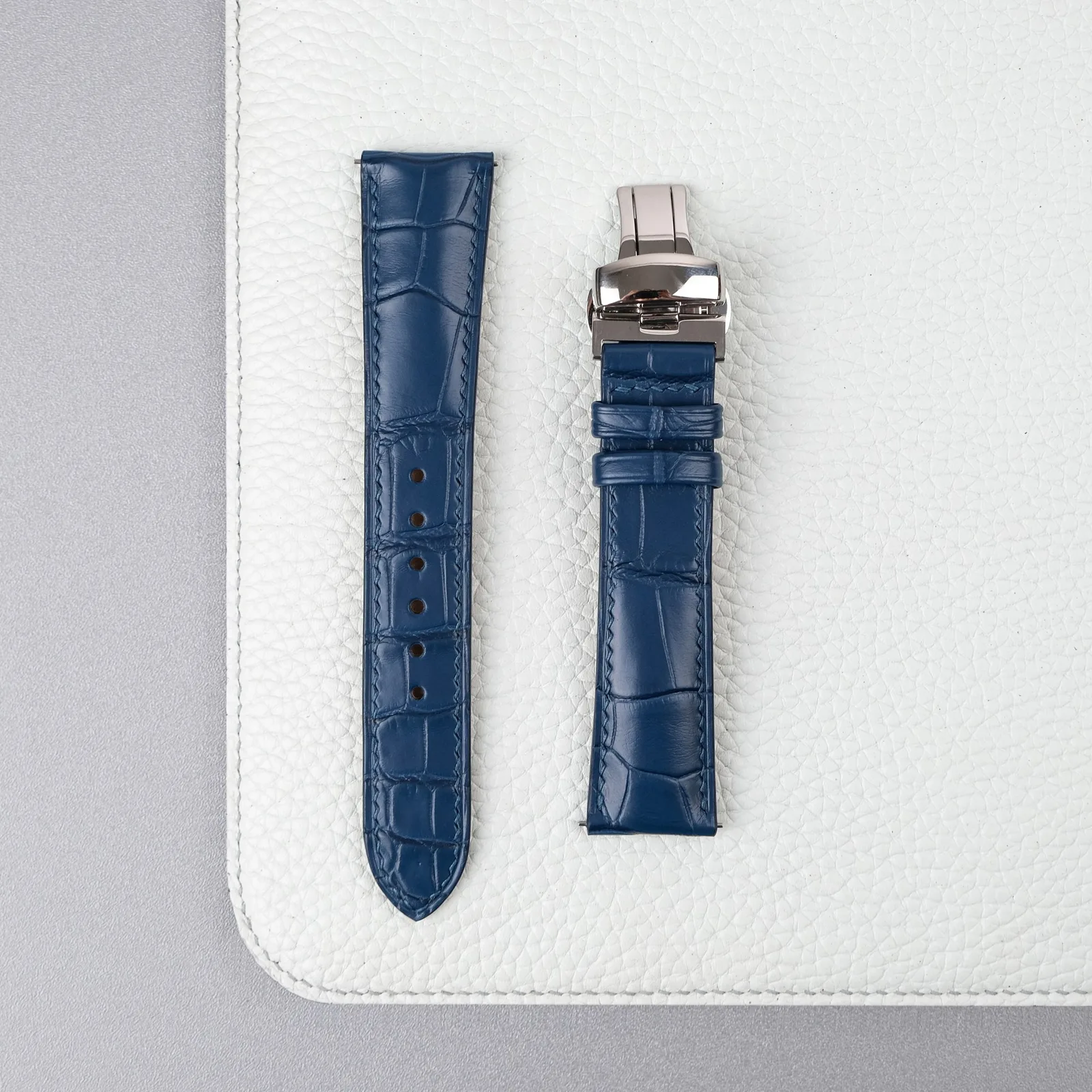 Ảnh Studio Dây đồng hồ da cá sấu màu xanh dương khóa bướm - Koi Leather