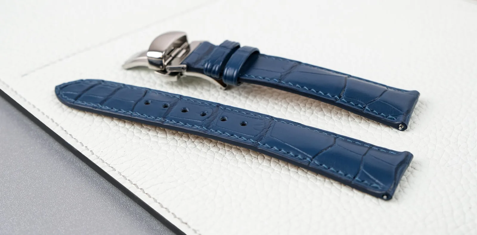 Ảnh Studio Dây đồng hồ da cá sấu màu xanh dương khóa bướm - Koi Leather