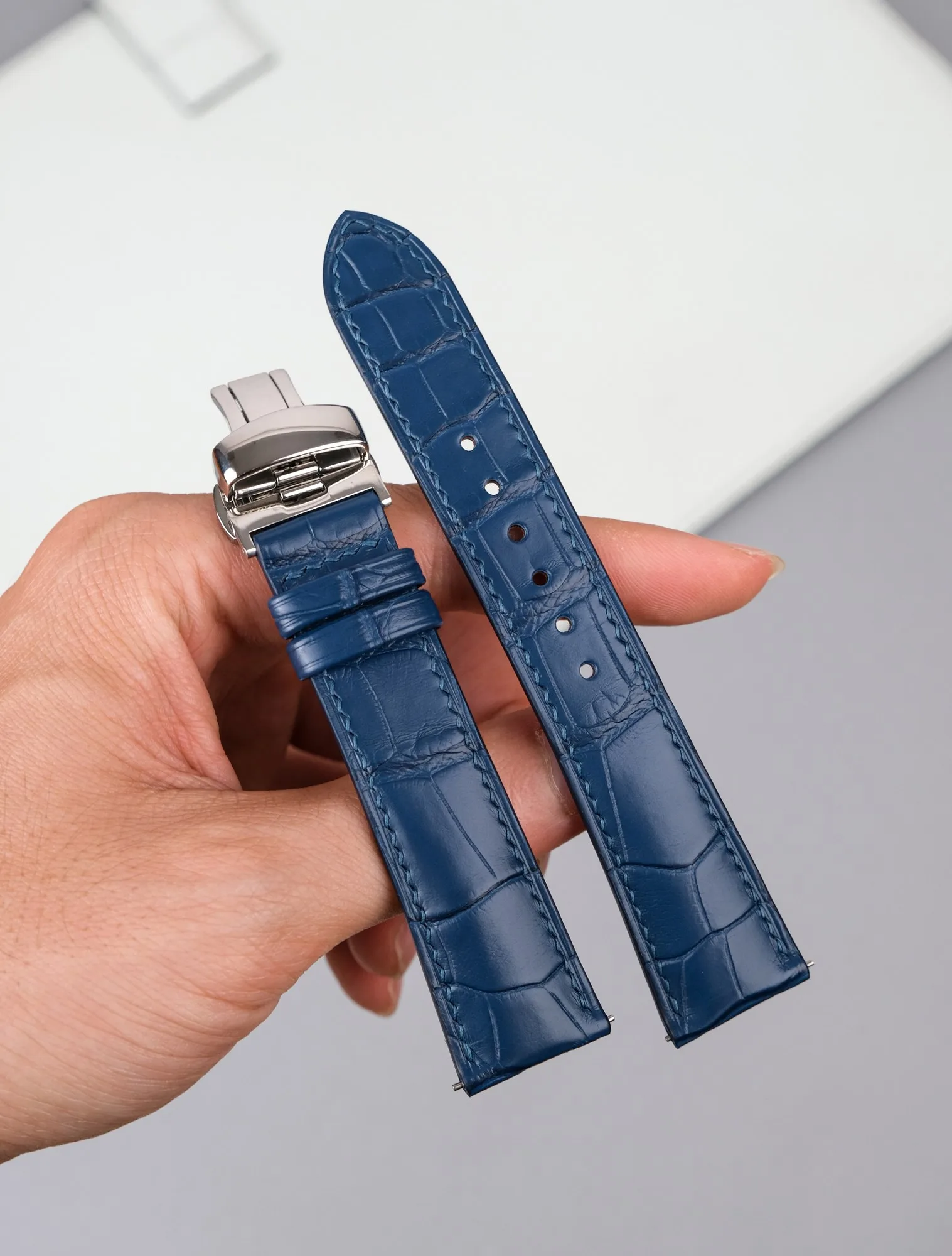 Ảnh Lifestyle Dây đồng hồ da cá sấu màu xanh dương khóa bướm - Koi Leather
