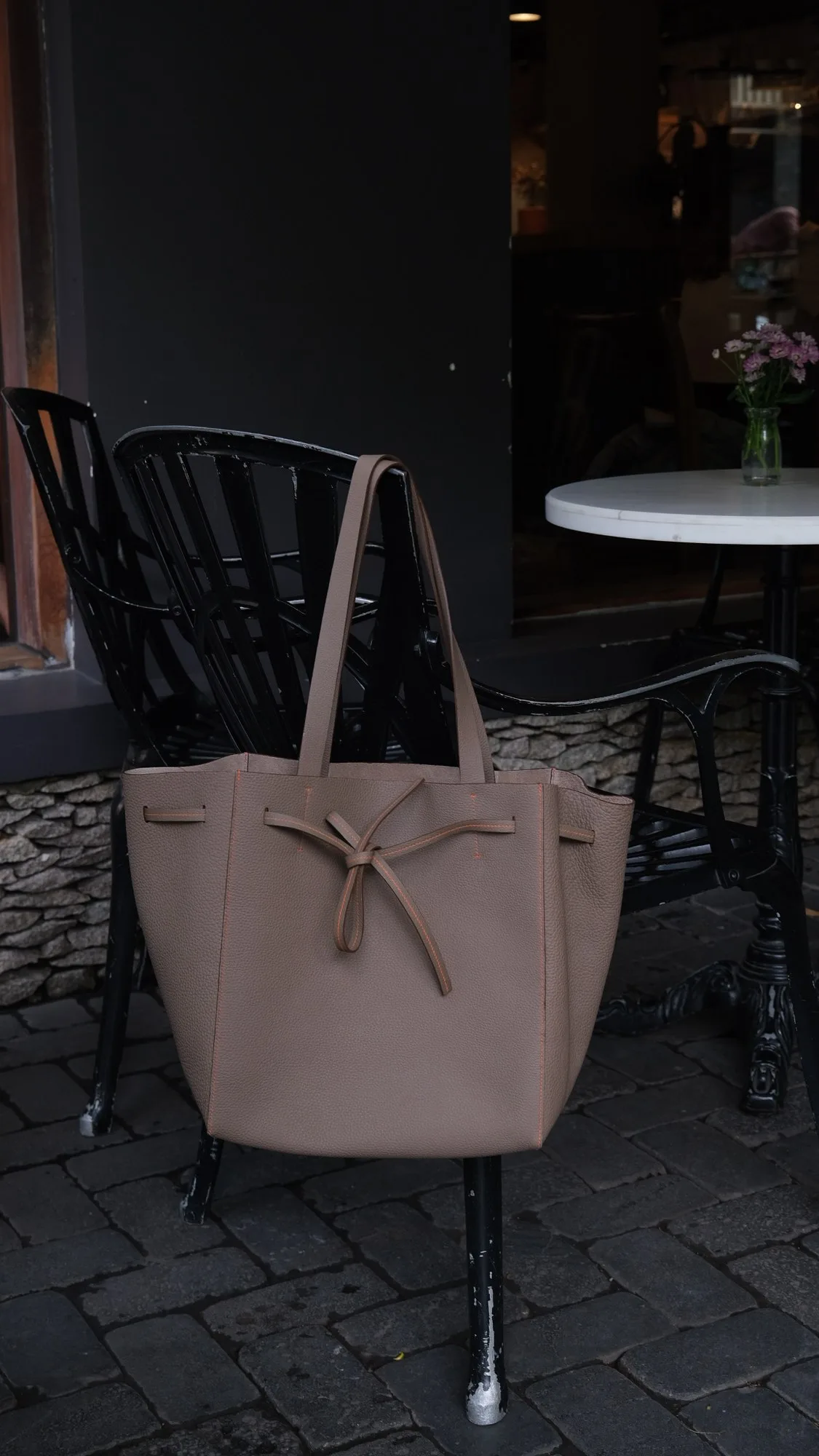 Ảnh Lifestyle Túi tote da Togo màu Etoupe dáng thắt dây - Koi Leather