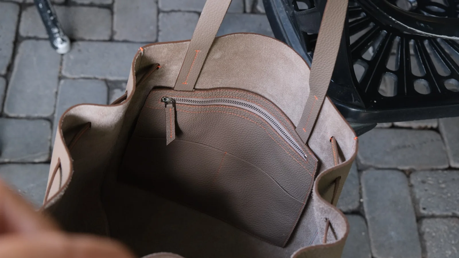 Ảnh Lifestyle Túi tote da Togo màu Etoupe dáng thắt dây - Koi Leather
