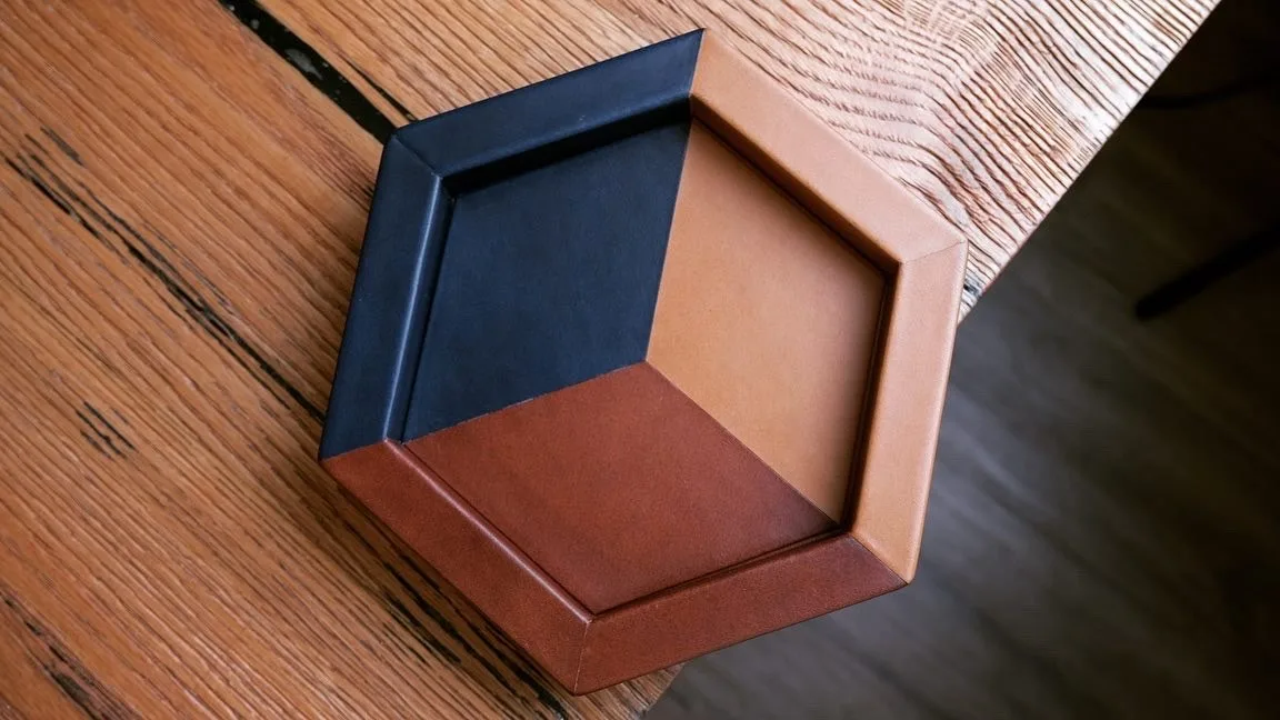 Ảnh Lifestyle Khay da để bàn dáng lục giác phối màu - Koi Leather