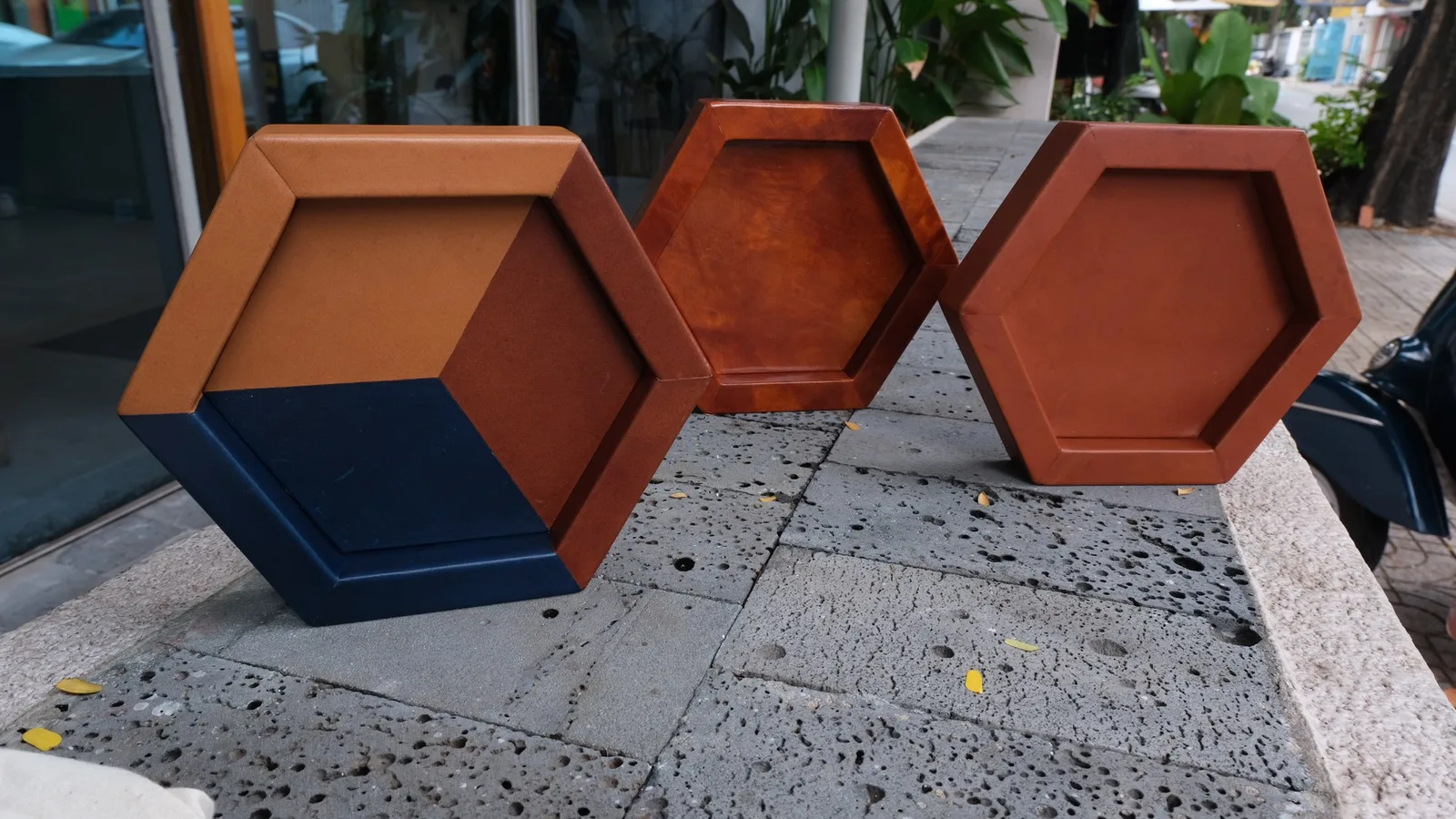 Ảnh Lifestyle Khay da để bàn dáng lục giác phối màu - Koi Leather