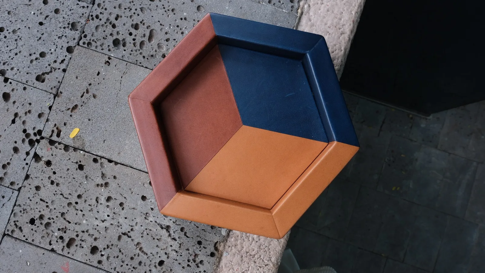 Ảnh Lifestyle Khay da để bàn dáng lục giác phối màu - Koi Leather