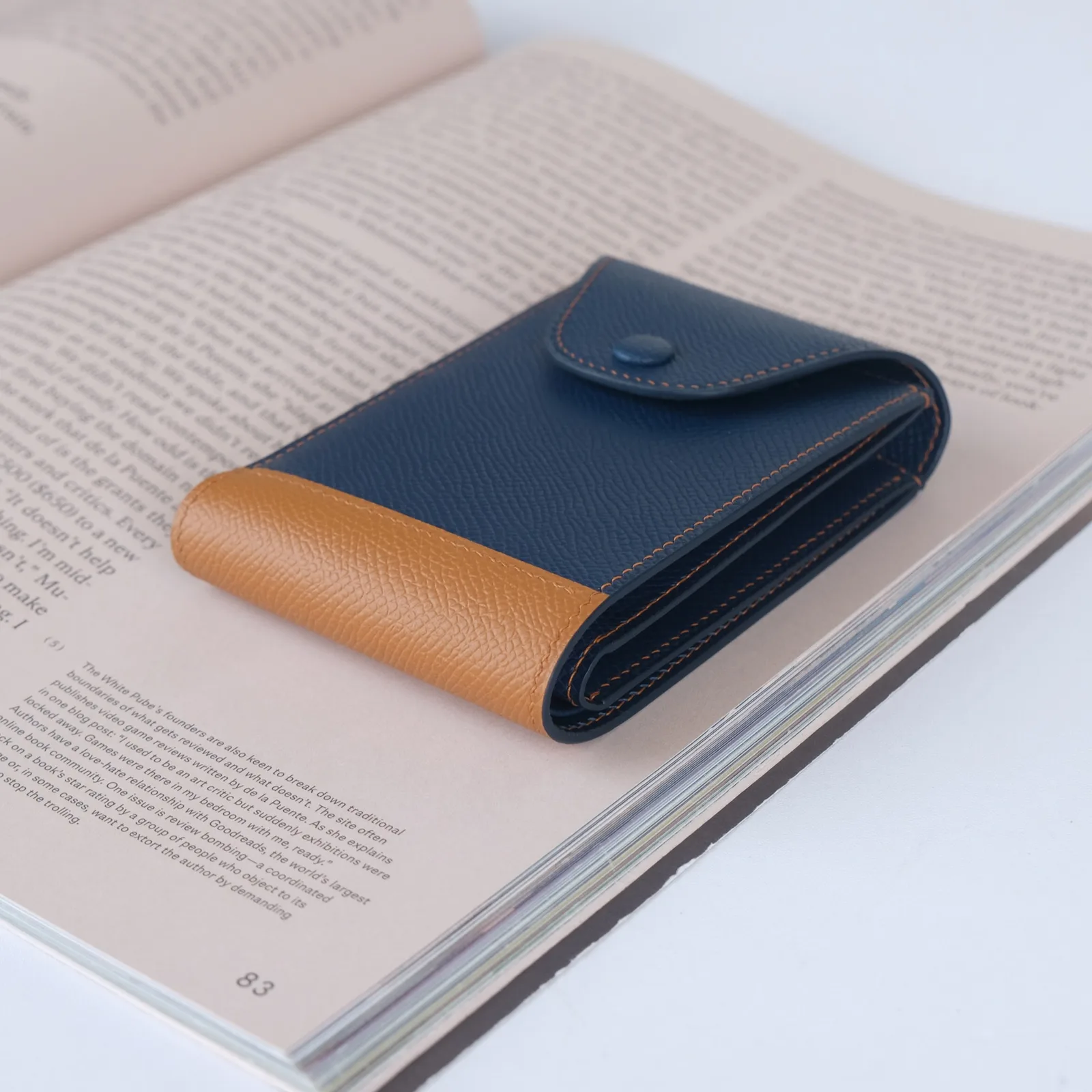 Ảnh Lifestyle Ví gập da Epsom phối màu navy và nâu có quai bấm - Koi Leather