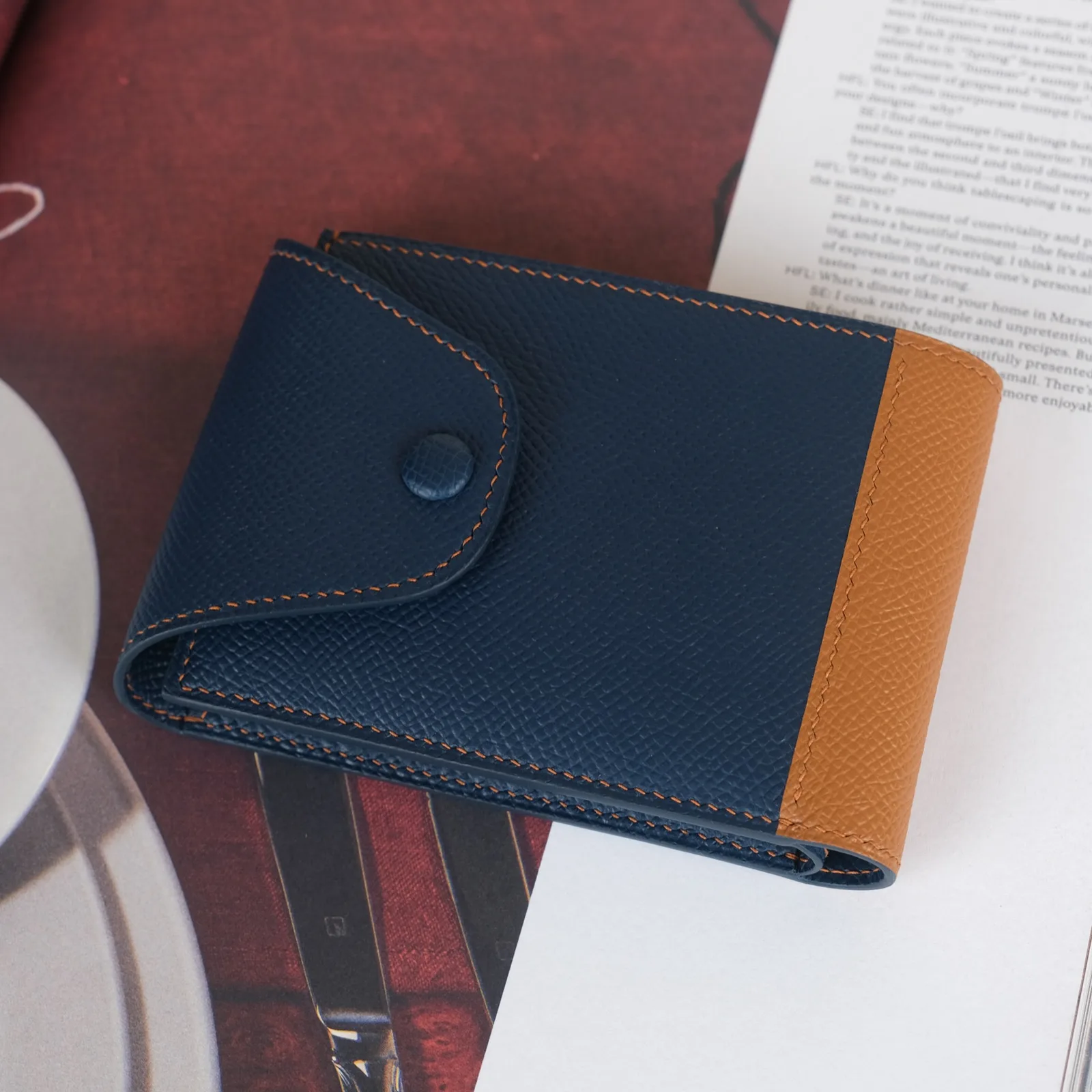 Ảnh Lifestyle Ví gập da Epsom phối màu navy và nâu có quai bấm - Koi Leather
