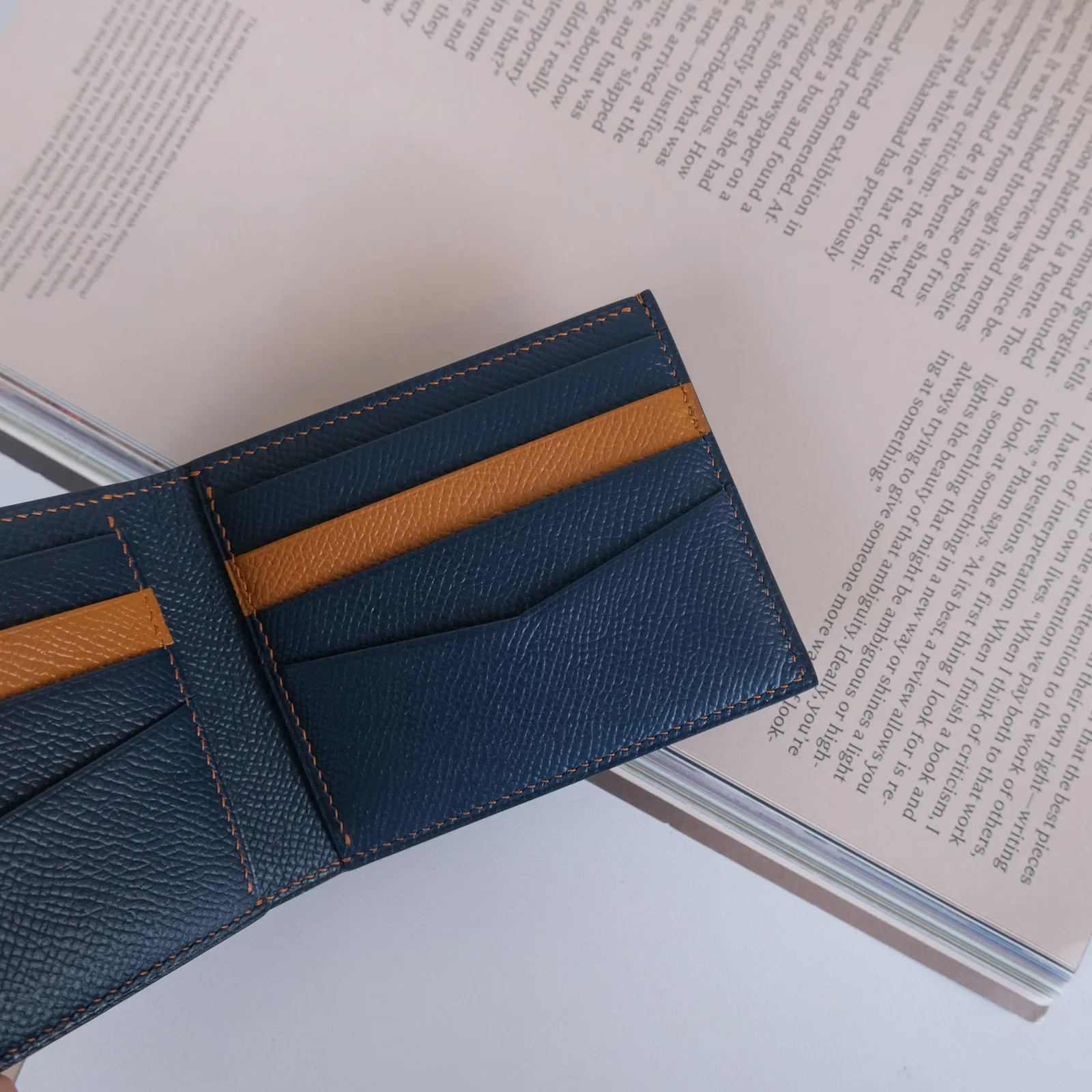 Ảnh Lifestyle Ví gập da Epsom phối màu navy và nâu có quai bấm - Koi Leather