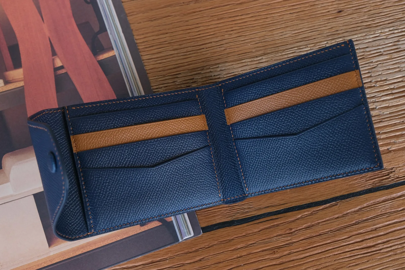 Ảnh Lifestyle Ví gập da Epsom phối màu navy và nâu có quai bấm - Koi Leather