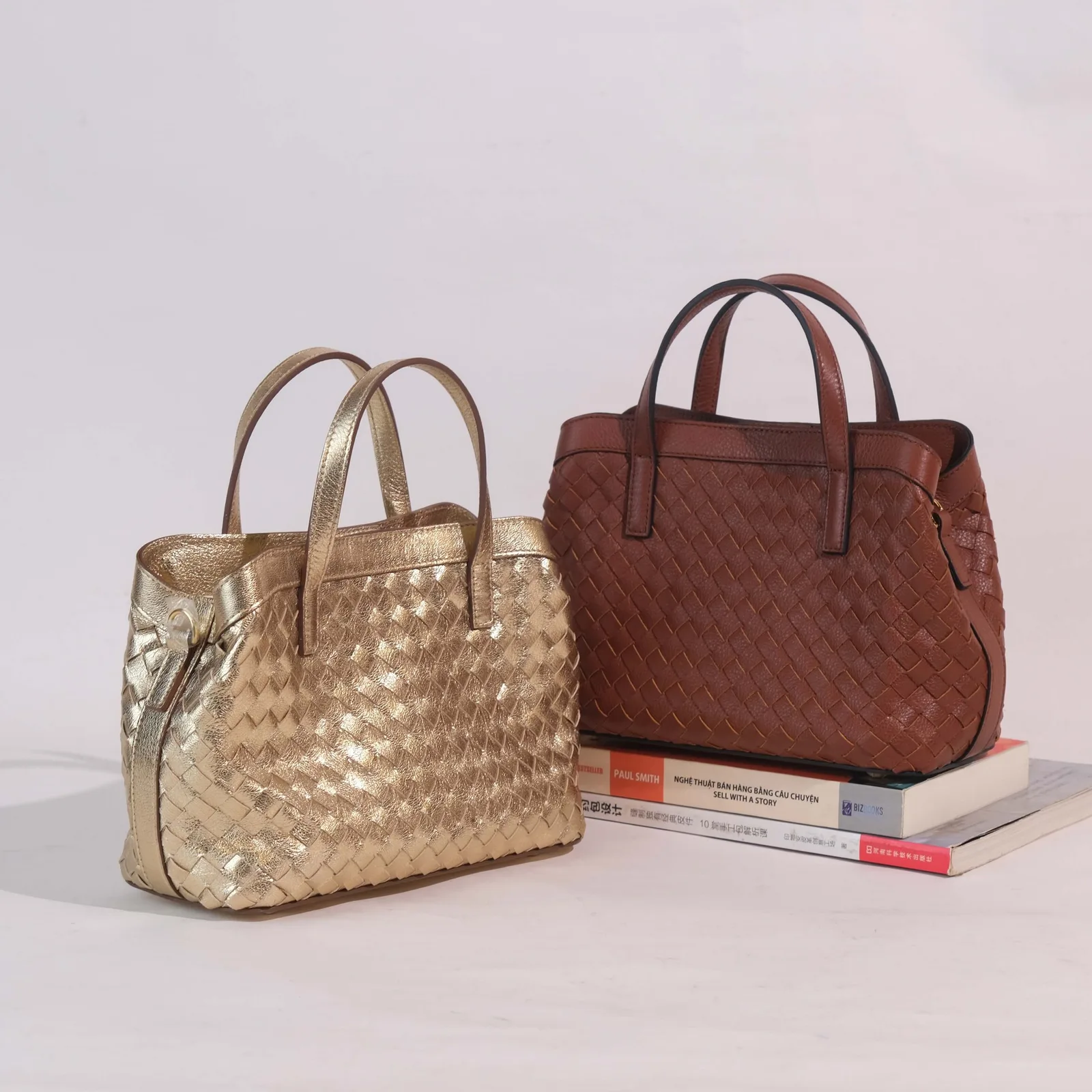 Ảnh Studio Túi LOOM da bò đan tay màu nâu và vàng ánh kim - Koi Leather