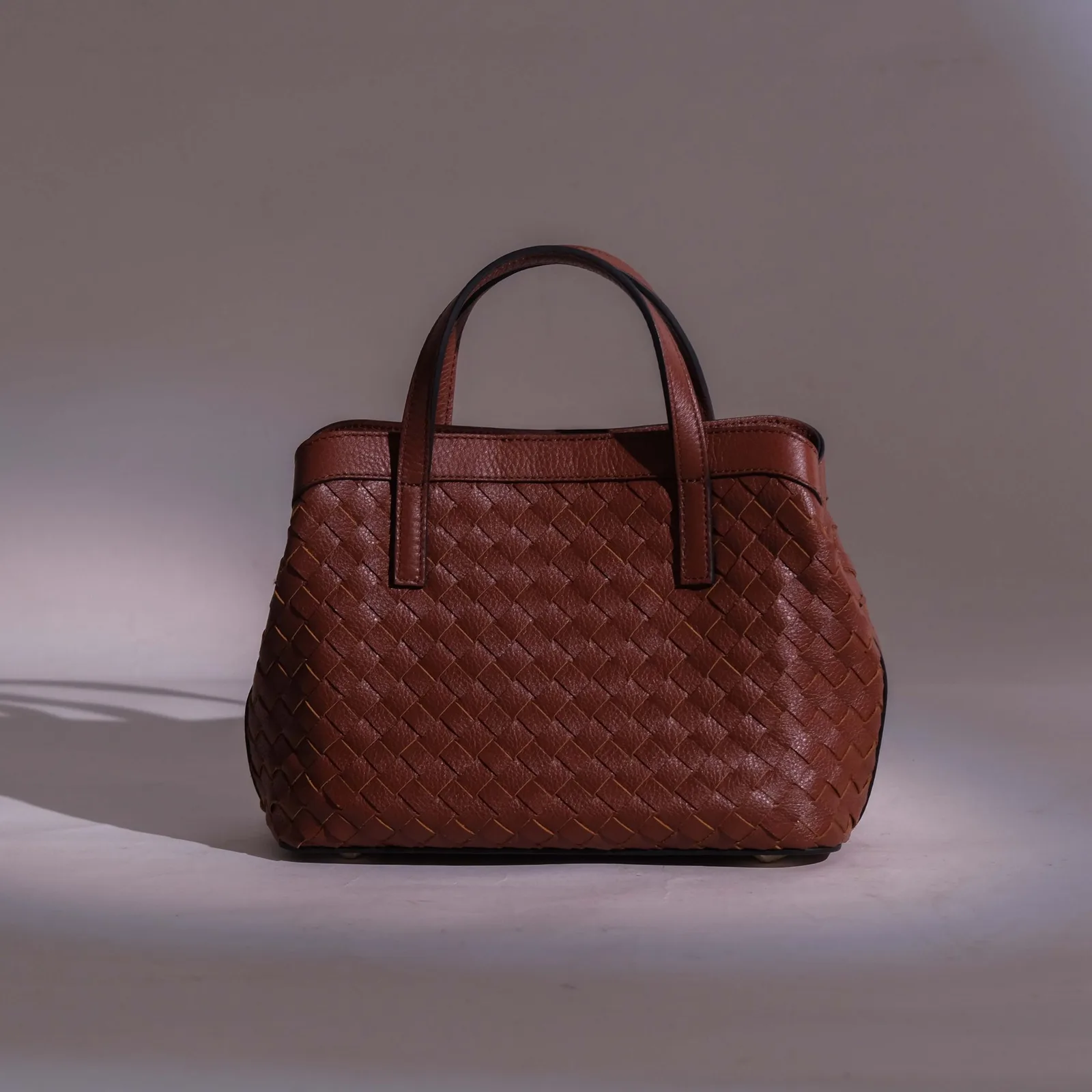 Ảnh Studio Túi LOOM da bò đan tay màu nâu và vàng ánh kim - Koi Leather