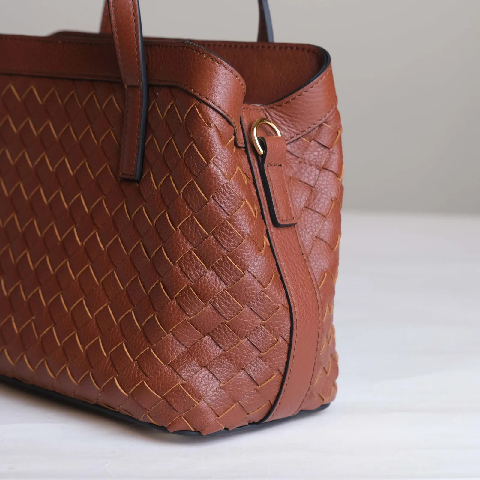 Ảnh Studio Túi LOOM da bò đan tay màu nâu và vàng ánh kim - Koi Leather