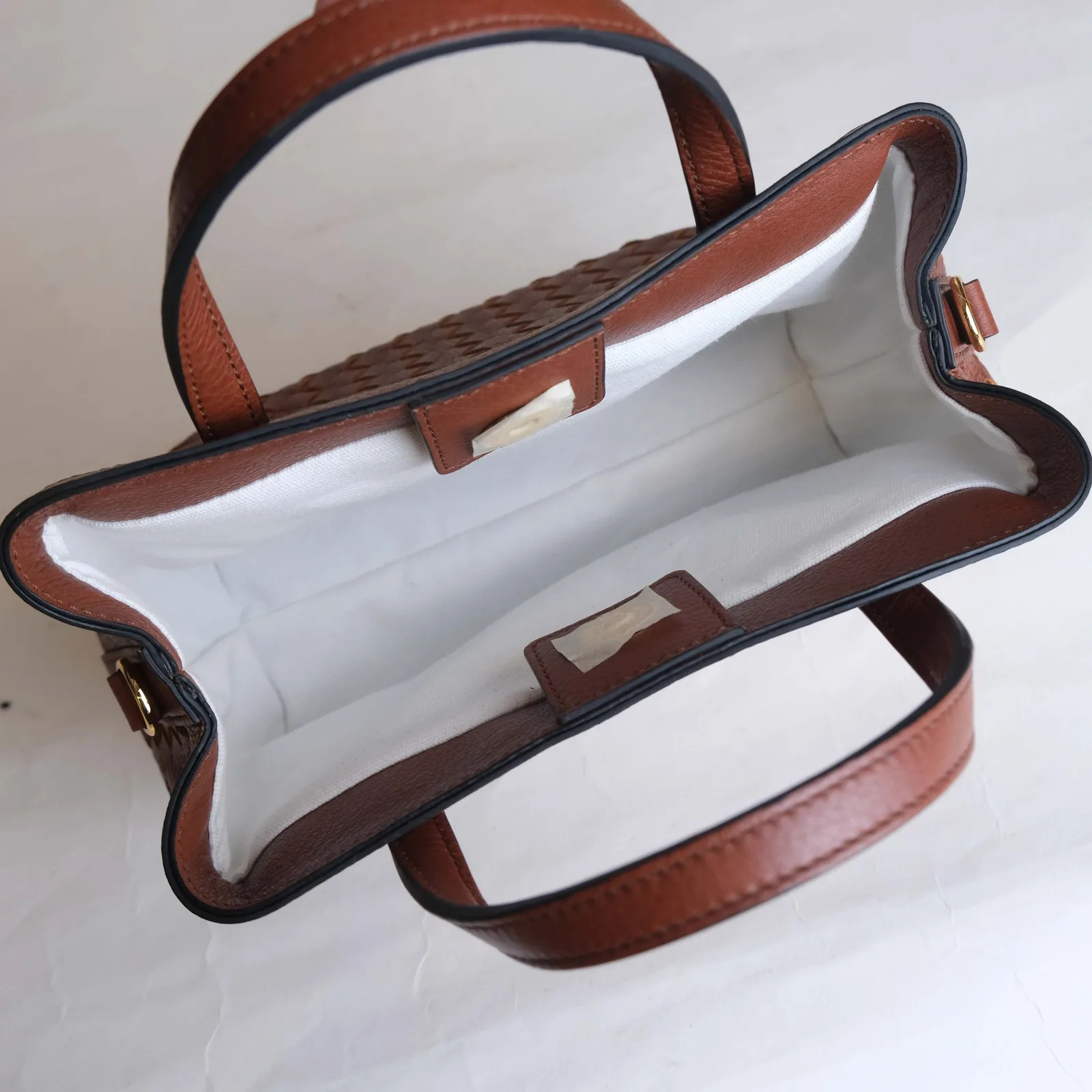 Ảnh Studio Túi LOOM da bò đan tay màu nâu và vàng ánh kim - Koi Leather