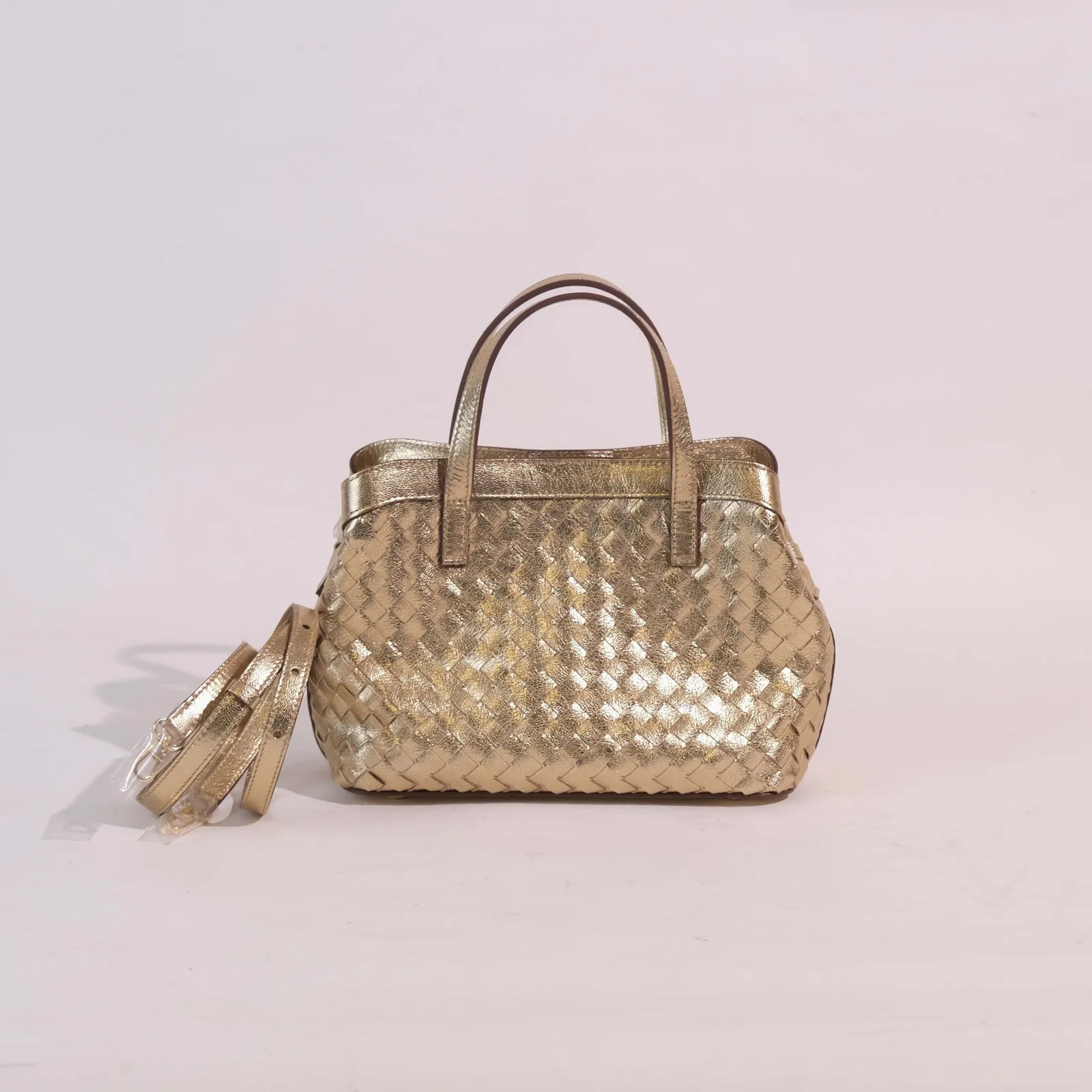Ảnh Studio Túi LOOM da bò đan tay màu nâu và vàng ánh kim - Koi Leather