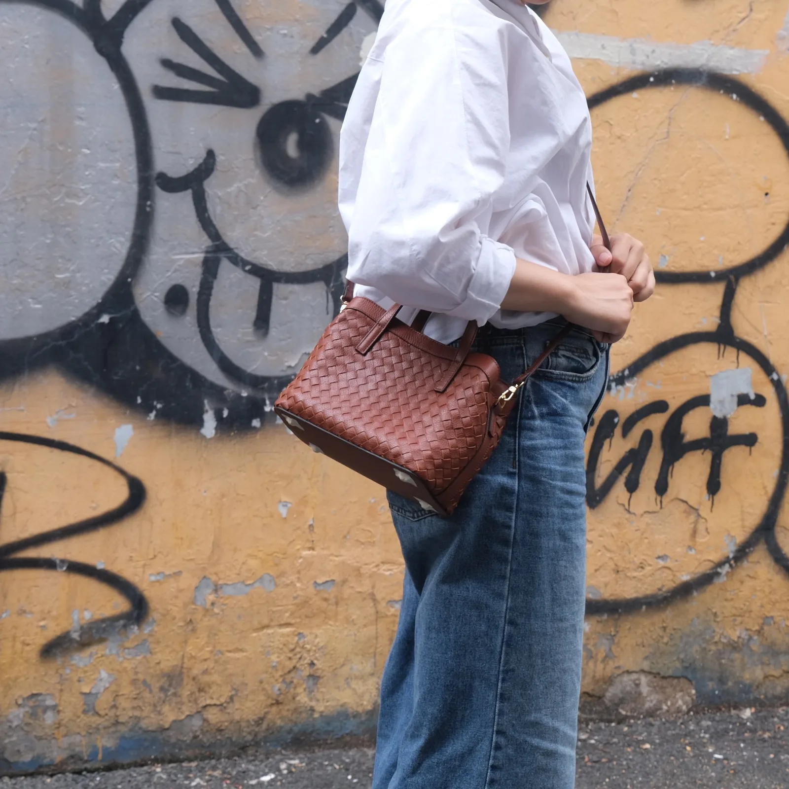 Ảnh Lifestyle Túi LOOM da bò đan tay màu nâu và vàng ánh kim - Koi Leather