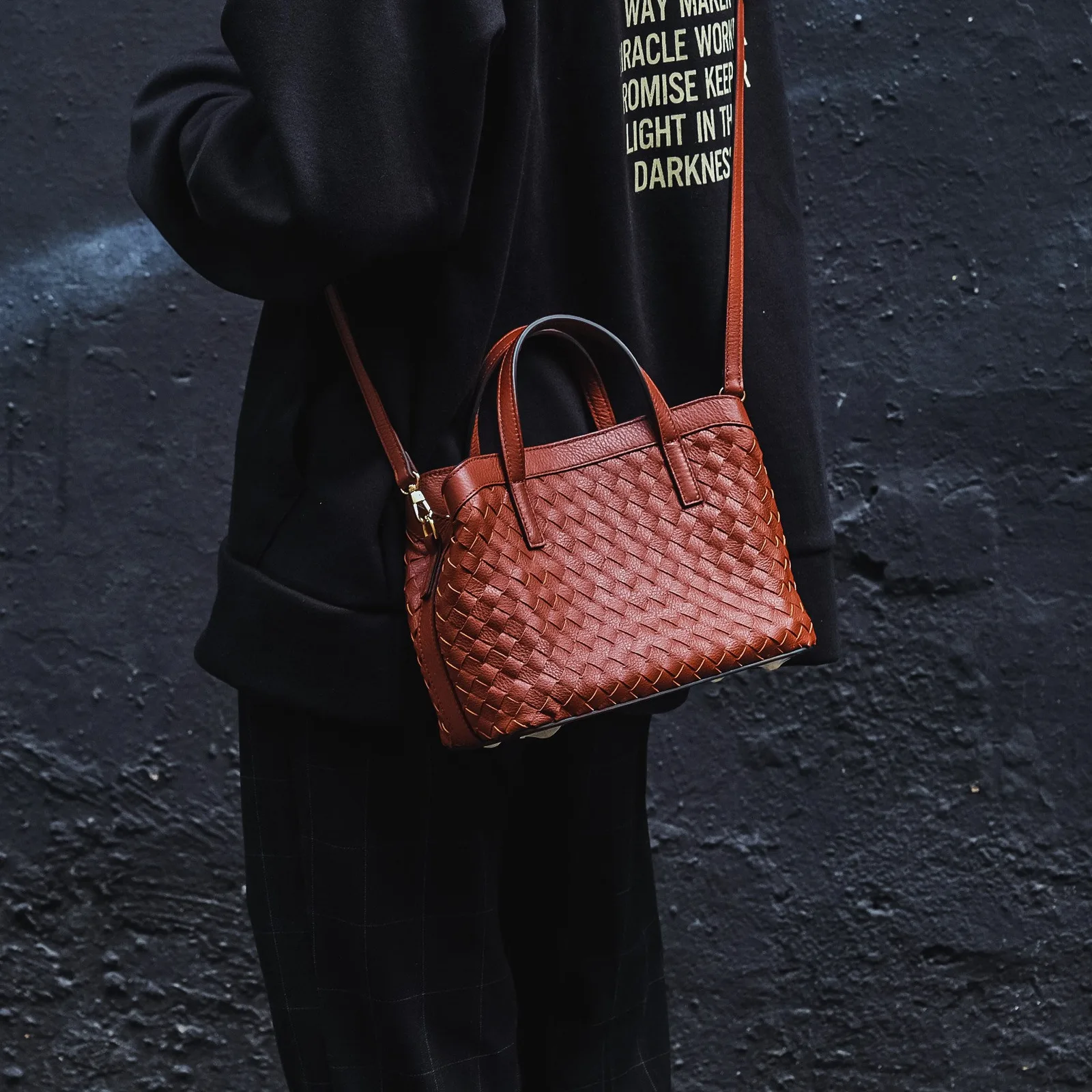Ảnh Lifestyle Túi LOOM da bò đan tay màu nâu và vàng ánh kim - Koi Leather