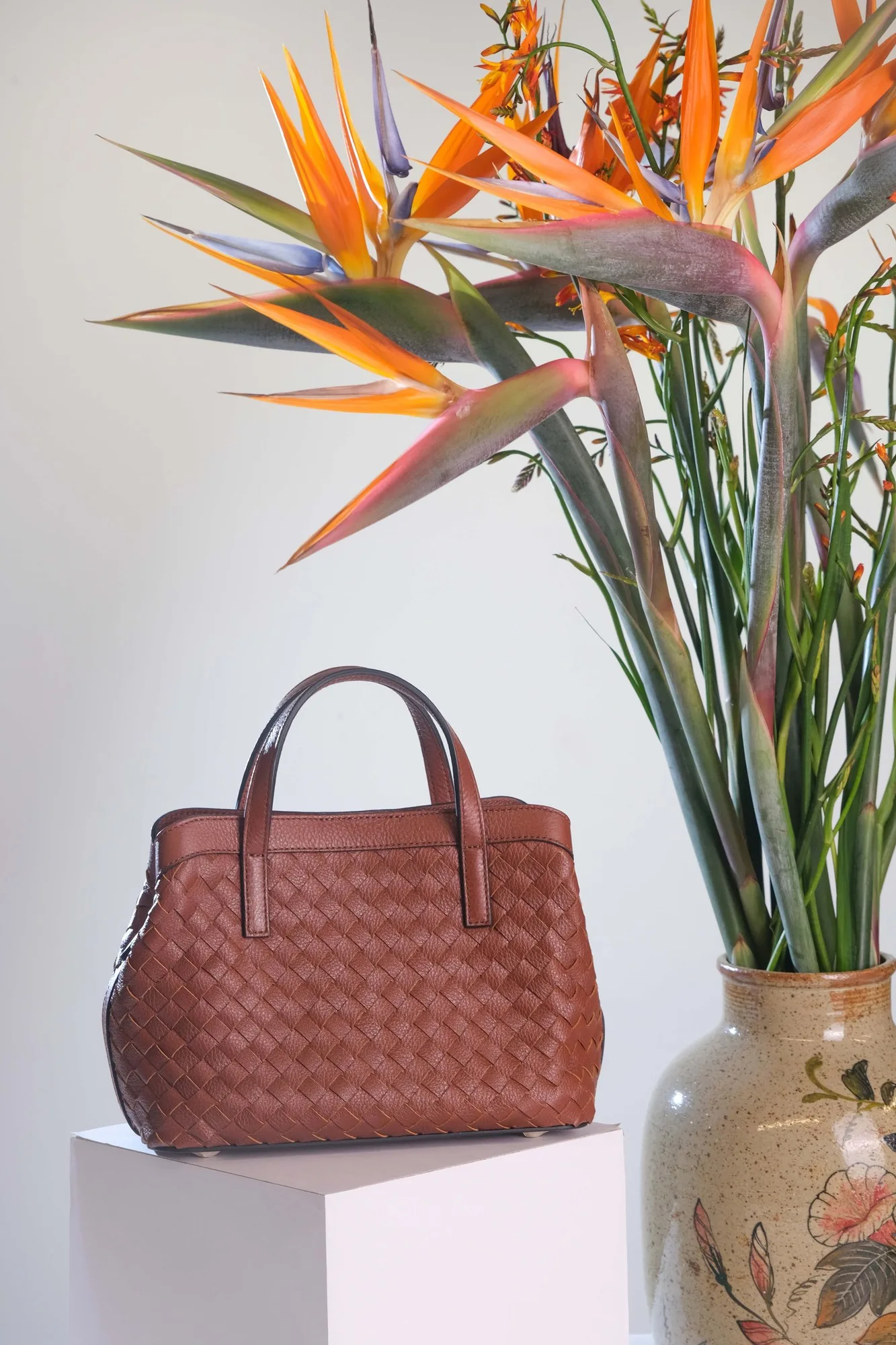 Ảnh Studio Túi LOOM da bò đan tay màu nâu và vàng ánh kim - Koi Leather