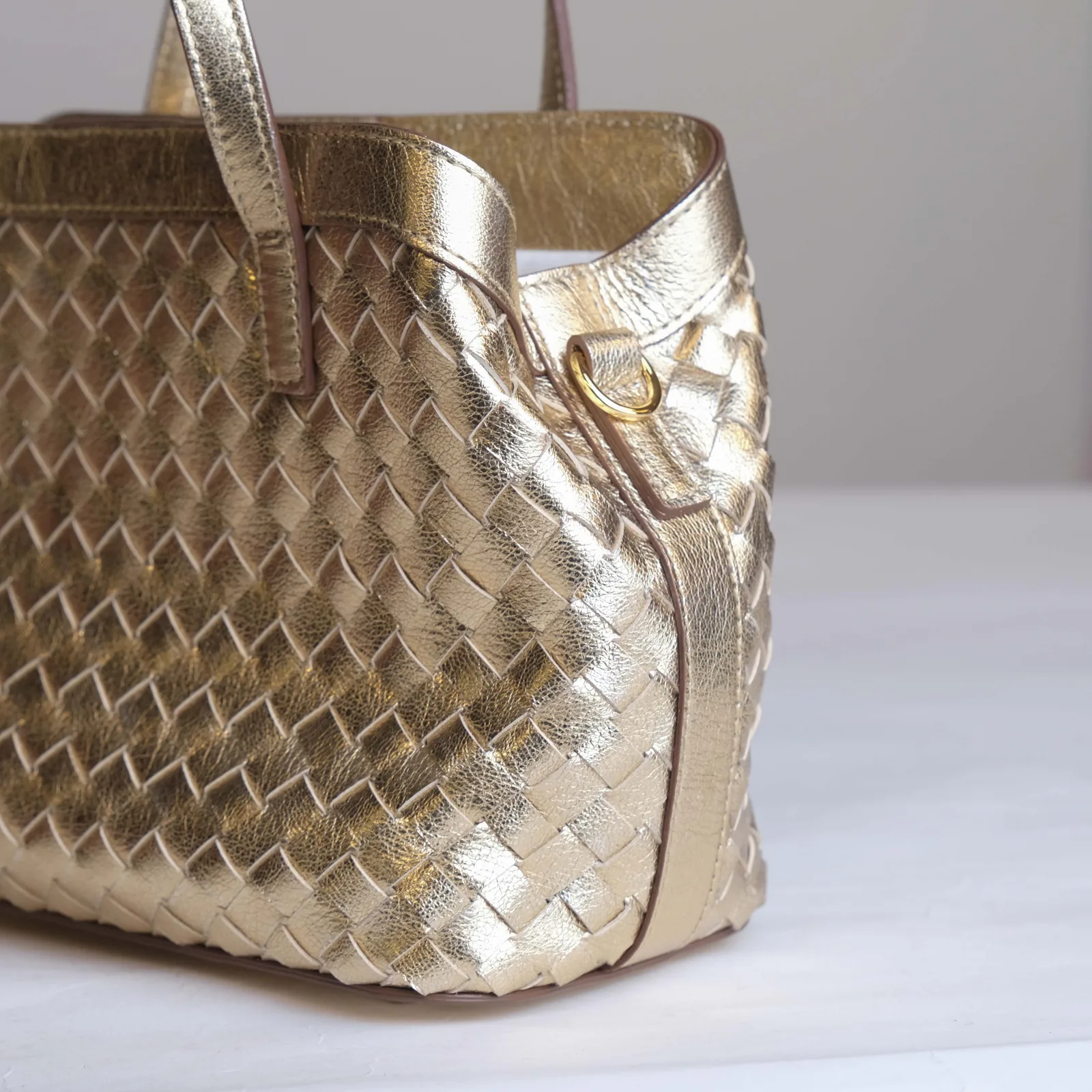 Ảnh Studio Túi LOOM da bò đan tay màu nâu và vàng ánh kim, lót vải canvas - Size 23 - Koi Leather