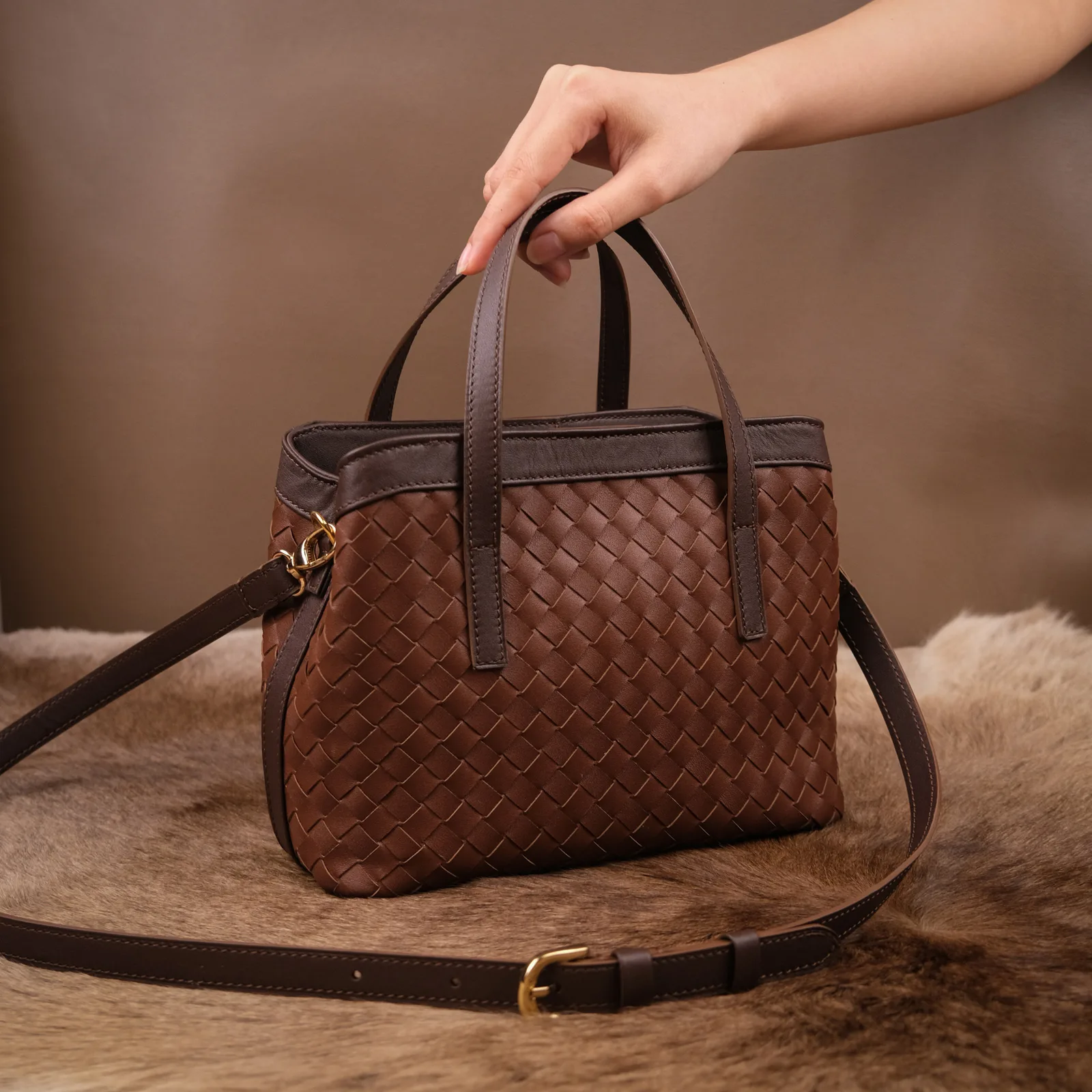 Ảnh Studio Túi LOOM da bò đan tay màu nâu và vàng ánh kim, lót vải canvas - Size 23 - Koi Leather