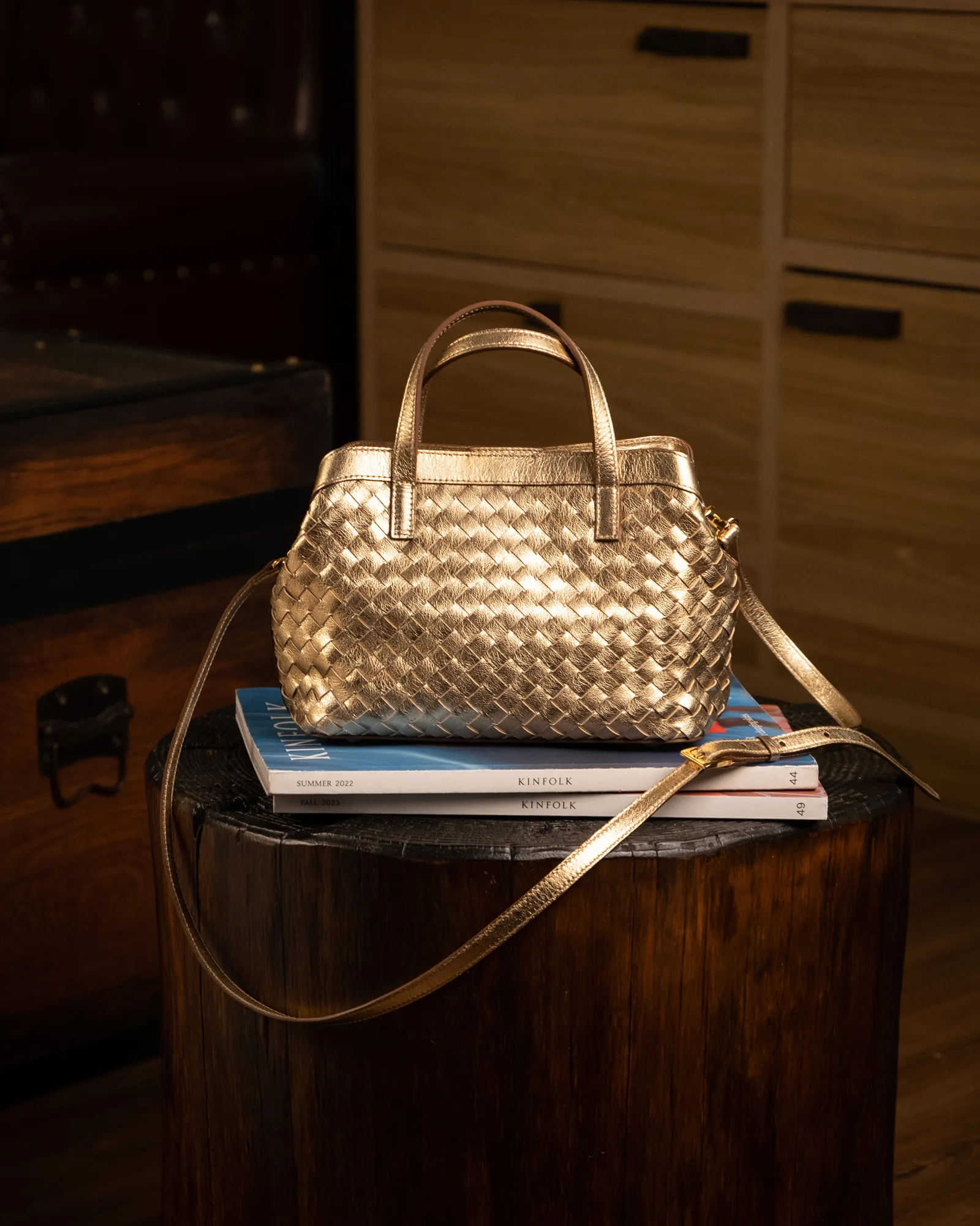 Ảnh Studio Túi LOOM da bò đan tay màu nâu và vàng ánh kim, lót vải canvas - Size 23 - Koi Leather