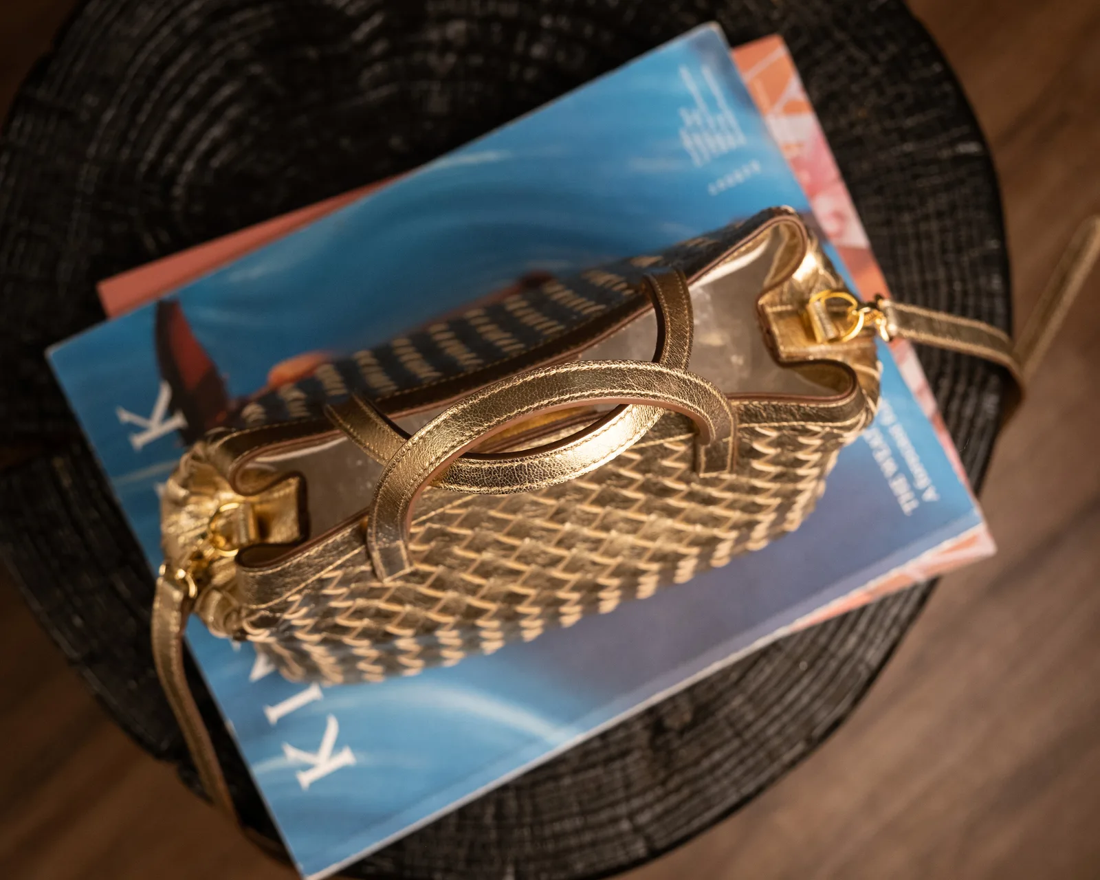 Ảnh Studio Túi LOOM da bò đan tay màu nâu và vàng ánh kim, lót vải canvas - Size 23 - Koi Leather