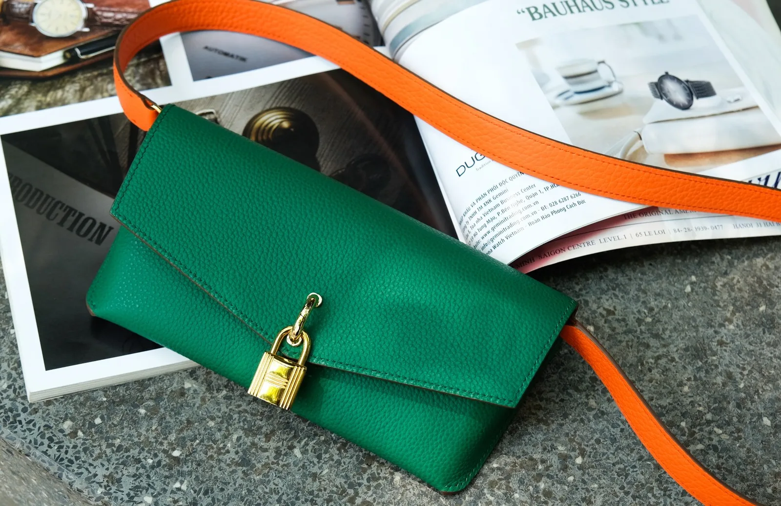 Ảnh Lifestyle Túi đeo hông da Togo xanh lá phối quai cam - Koi Leather