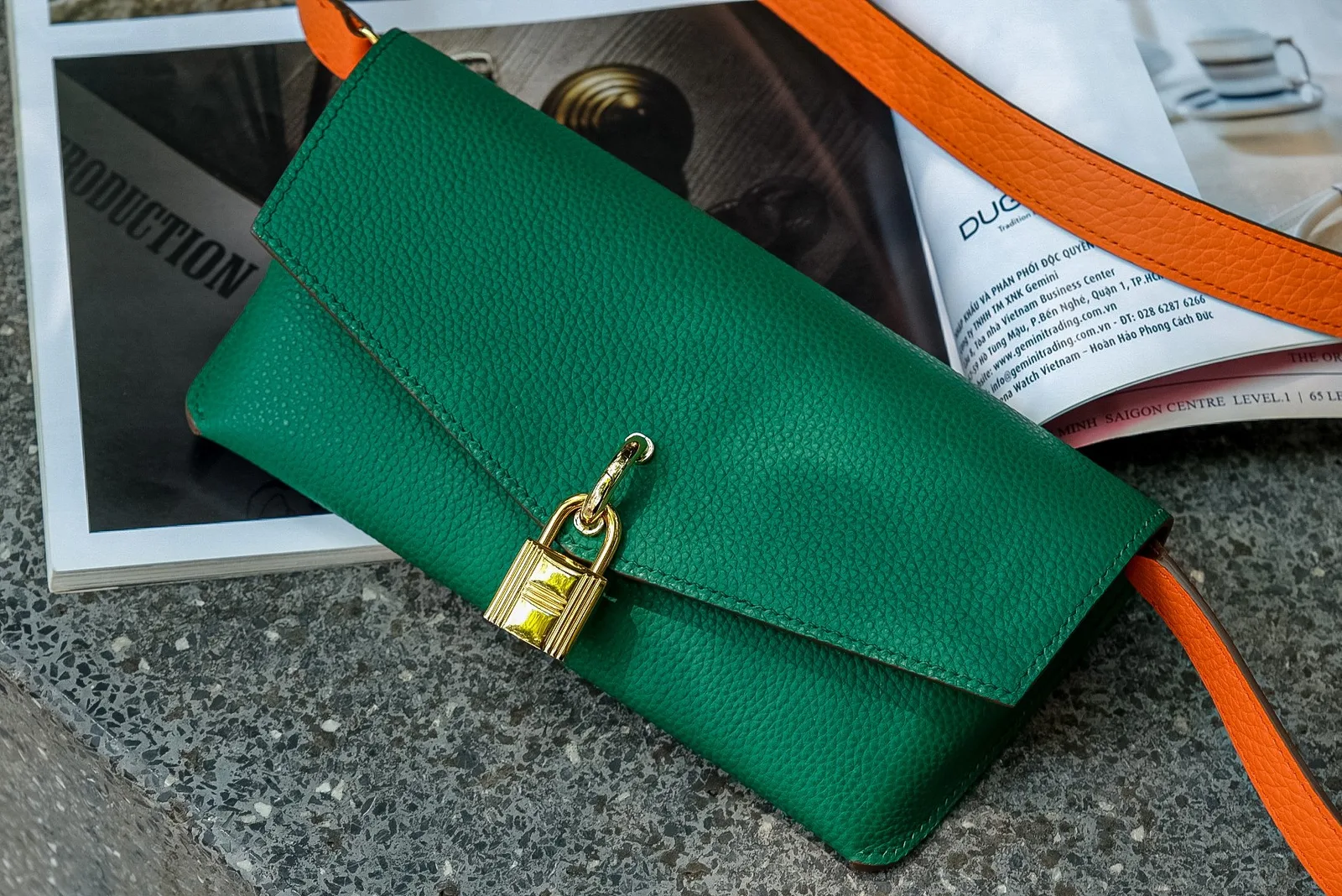 Ảnh Lifestyle Túi đeo hông da Togo xanh lá phối quai cam - Koi Leather