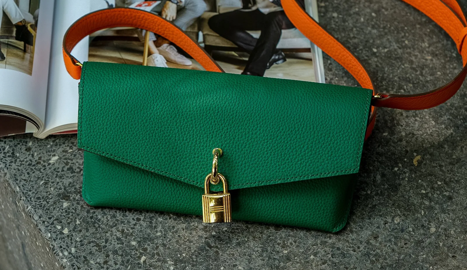 Ảnh Lifestyle Túi đeo hông da Togo xanh lá phối quai cam - Koi Leather