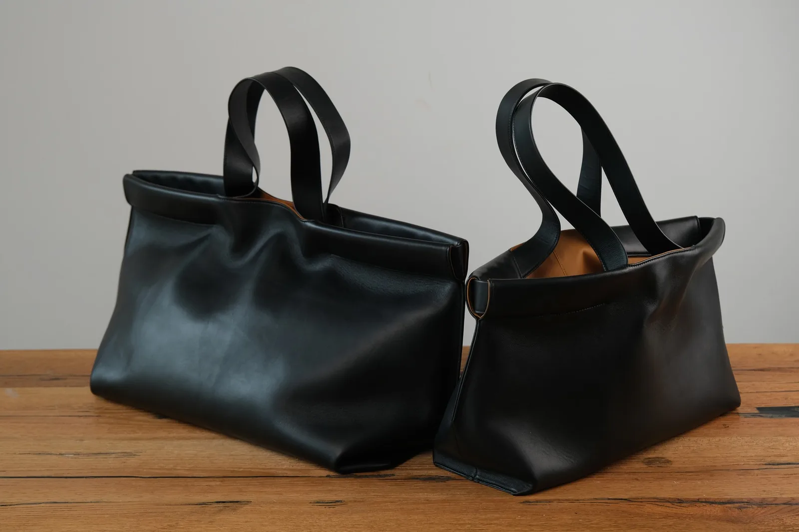 Ảnh Studio Túi tote da bò màu đen miệng gập lót da bò - Koi Leather