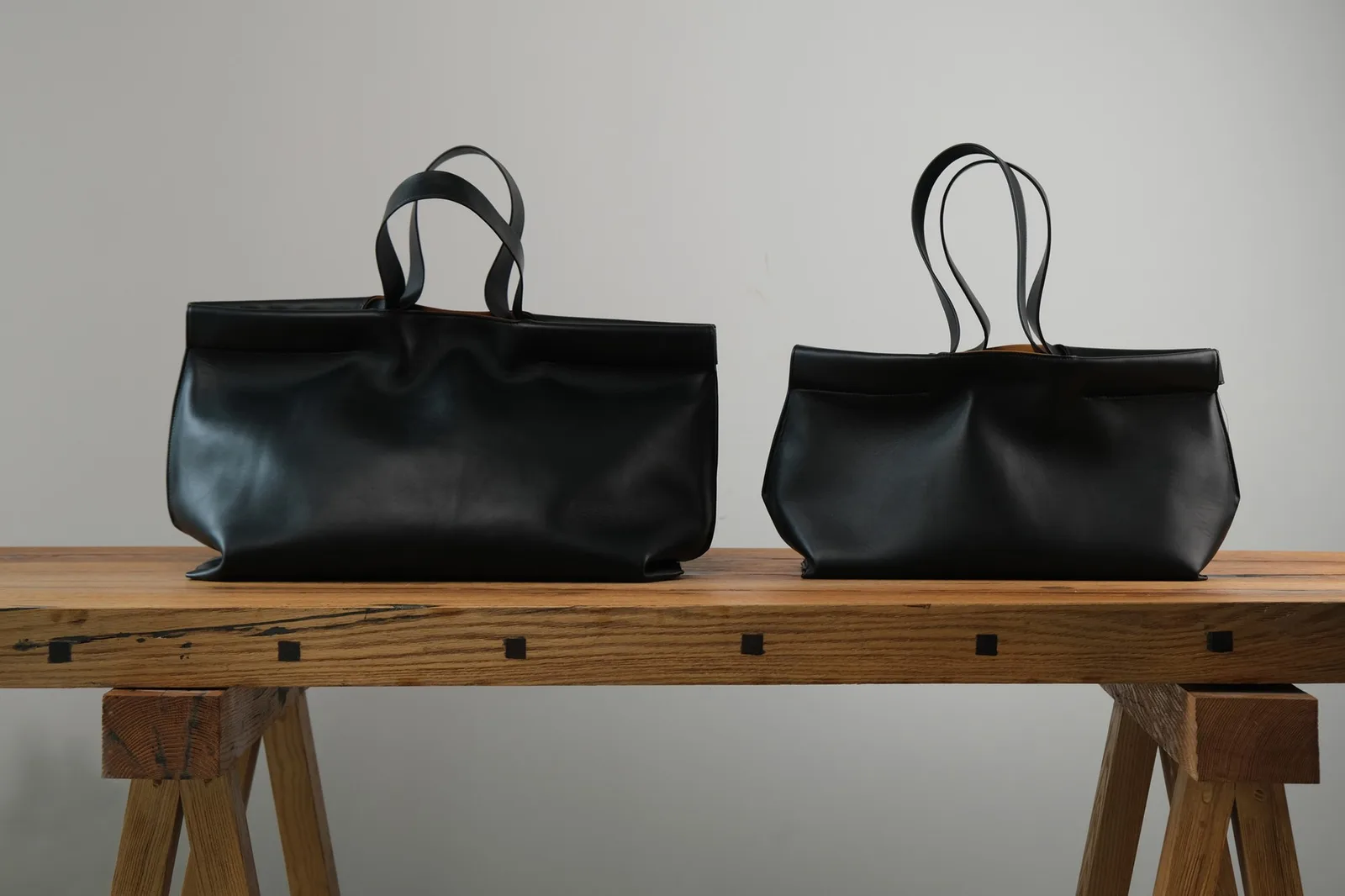 Ảnh Studio Túi tote da bò màu đen miệng gập lót da bò - Koi Leather
