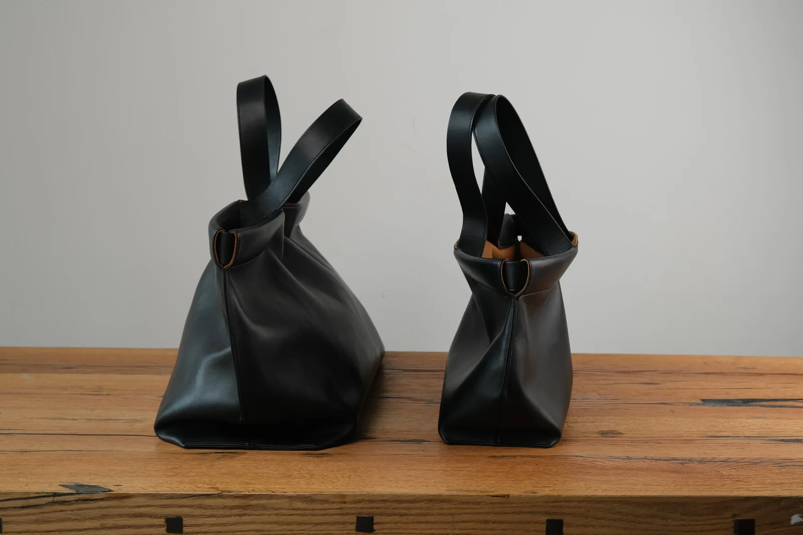 Ảnh Studio Túi tote da bò màu đen miệng gập lót da bò - Koi Leather