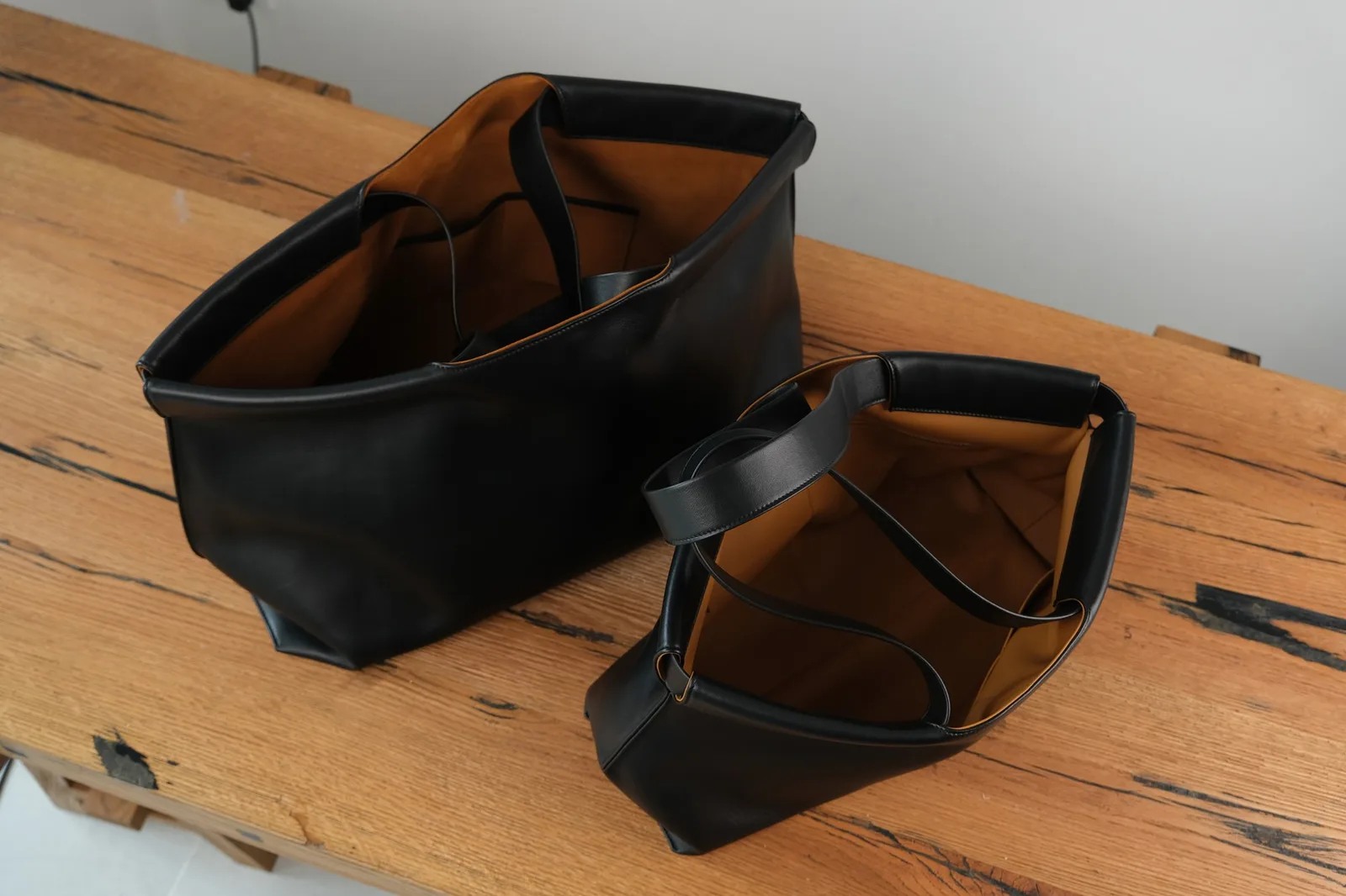 Ảnh Studio Túi tote da bò màu đen miệng gập lót da bò - Koi Leather