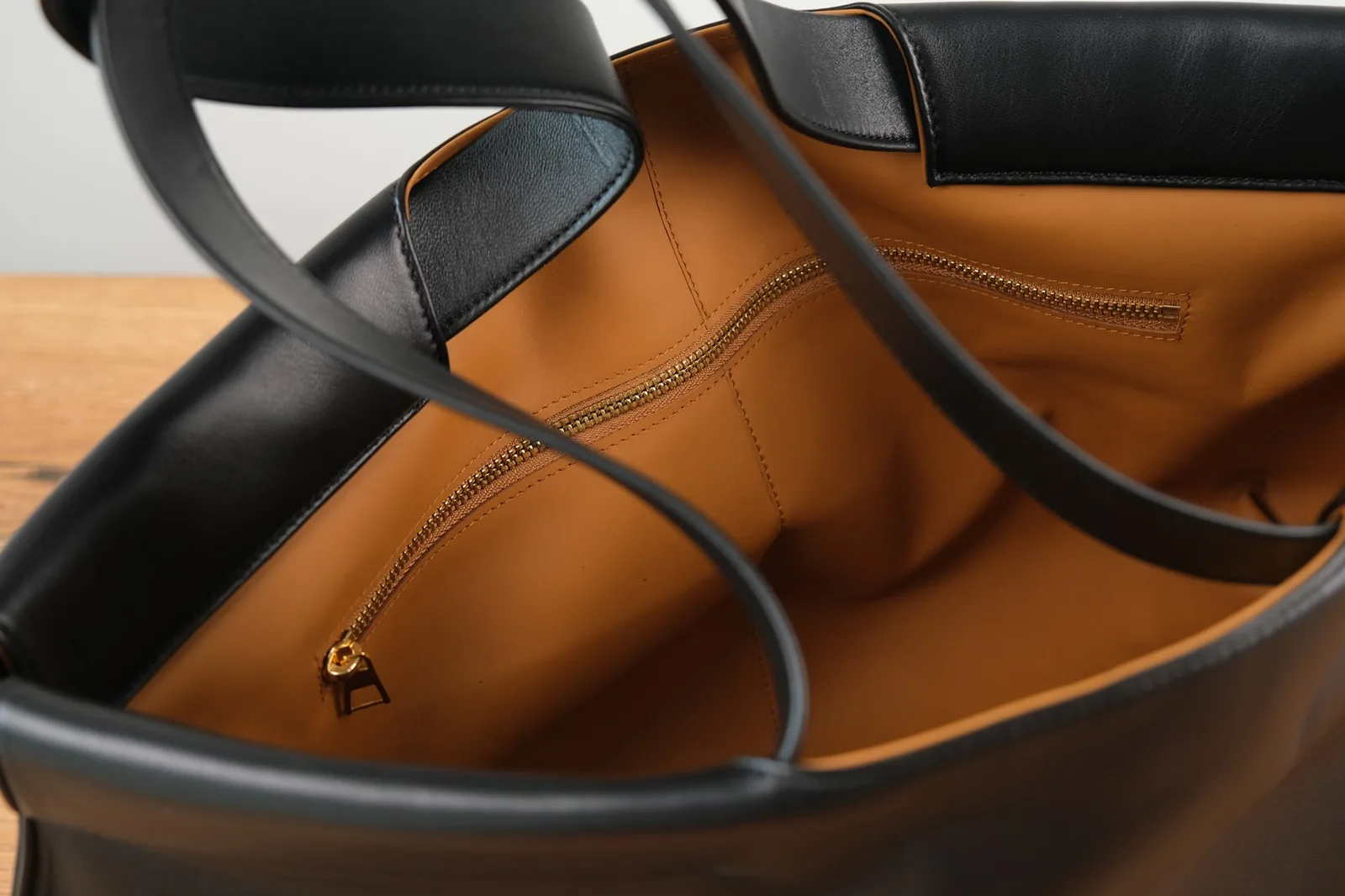 Ảnh Studio Túi tote da bò màu đen miệng gập lót da bò - Koi Leather