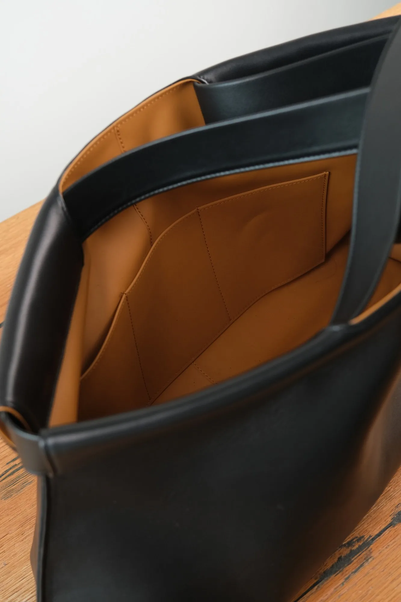 Ảnh Studio Túi tote da bò màu đen miệng gập lót da bò - Koi Leather