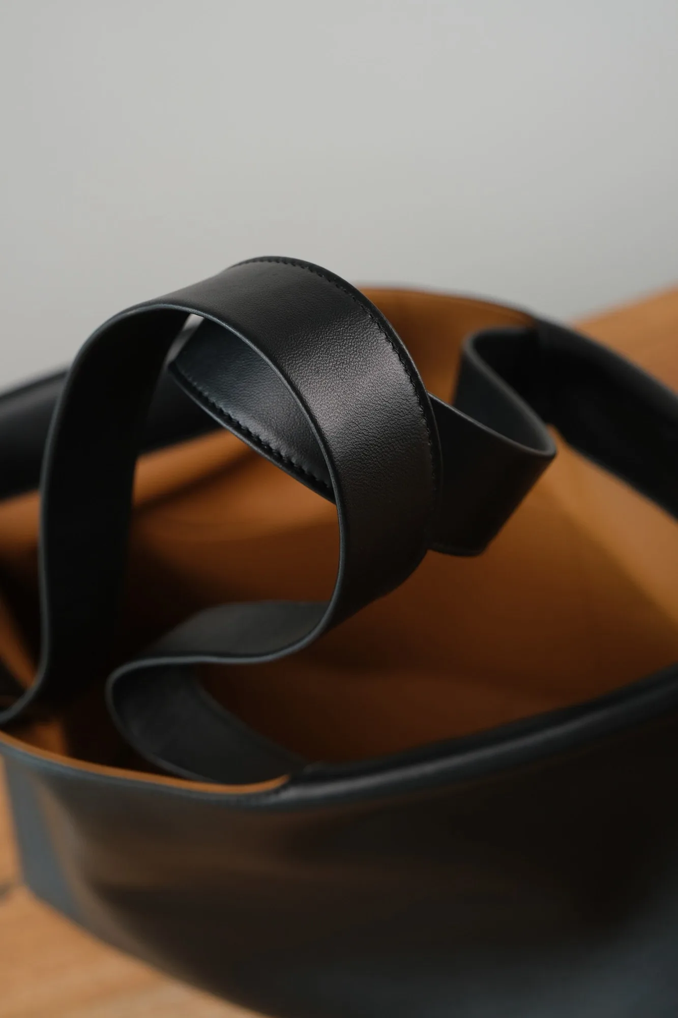 Ảnh Studio Túi tote da bò màu đen miệng gập lót da bò - Koi Leather