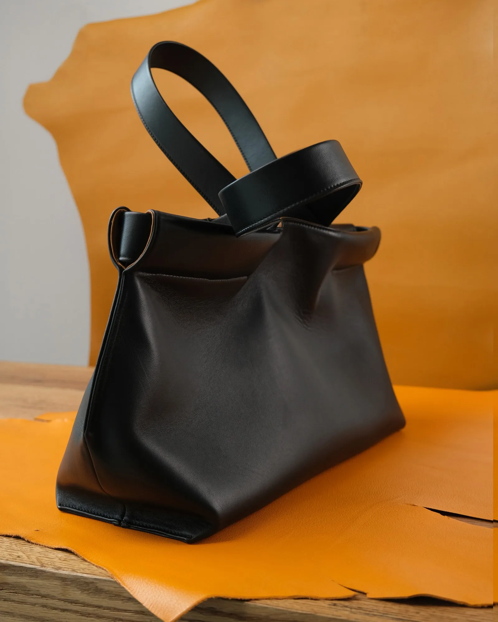 Ảnh Studio Túi tote da bò màu đen miệng gập lót da bò - Koi Leather