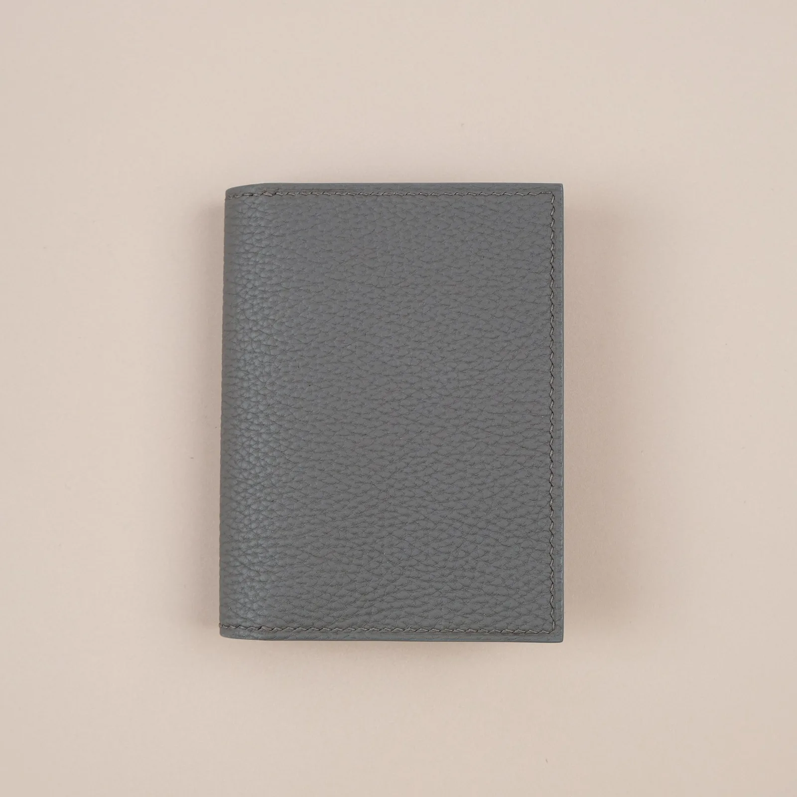 Ảnh Studio Ví đựng thẻ da bò vân màu xám dáng gập siêu mỏng - Koi Leather