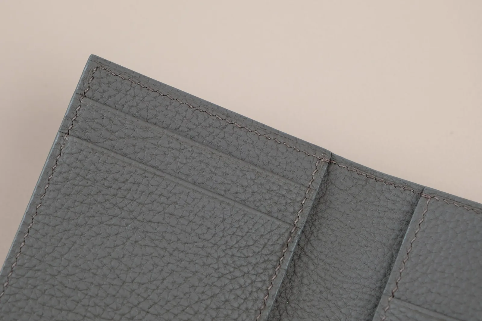 Ảnh Studio Ví đựng thẻ da bò vân màu xám dáng gập siêu mỏng - Koi Leather