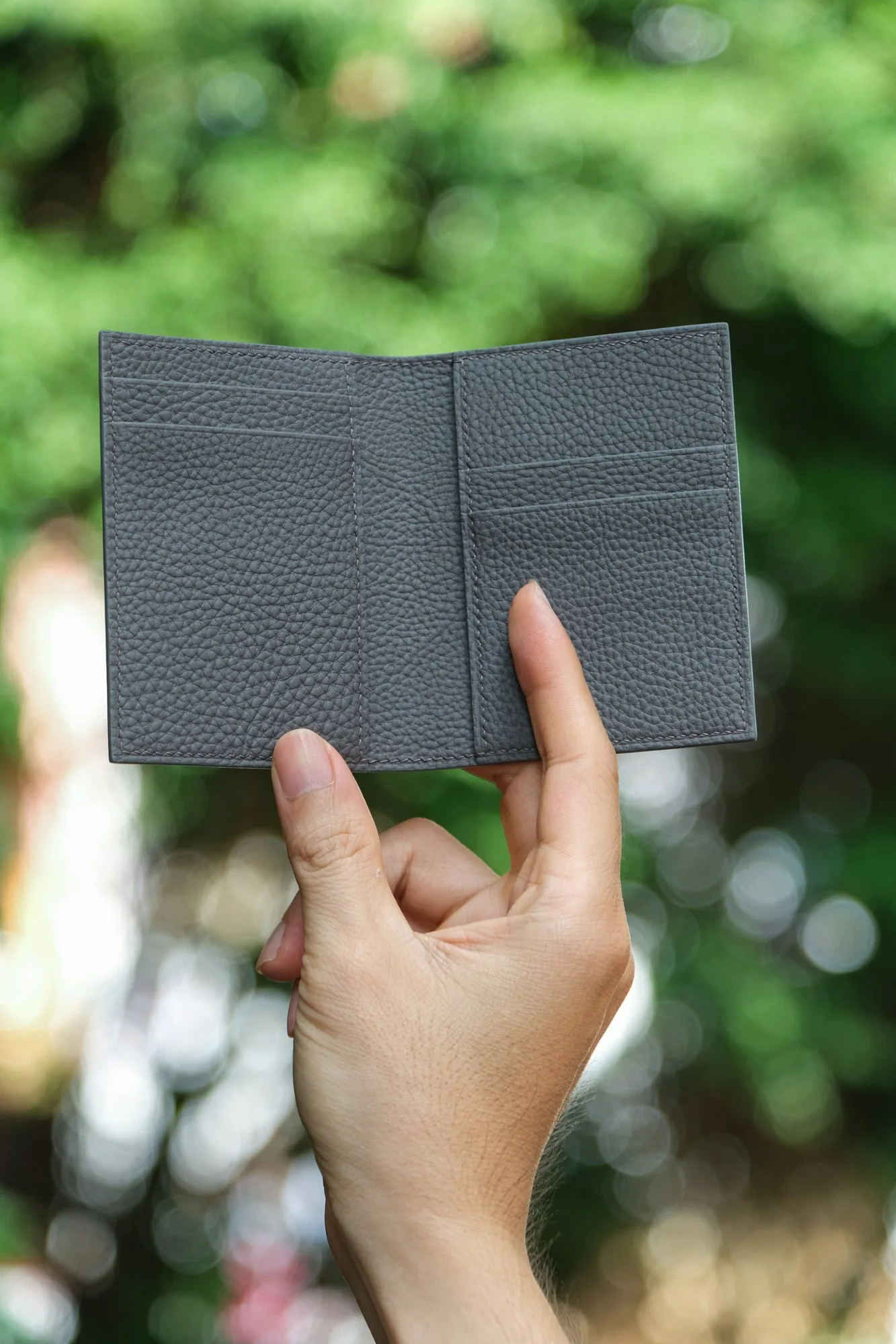 Ảnh Lifestyle Ví đựng thẻ da bò vân màu xám dáng gập siêu mỏng - Koi Leather
