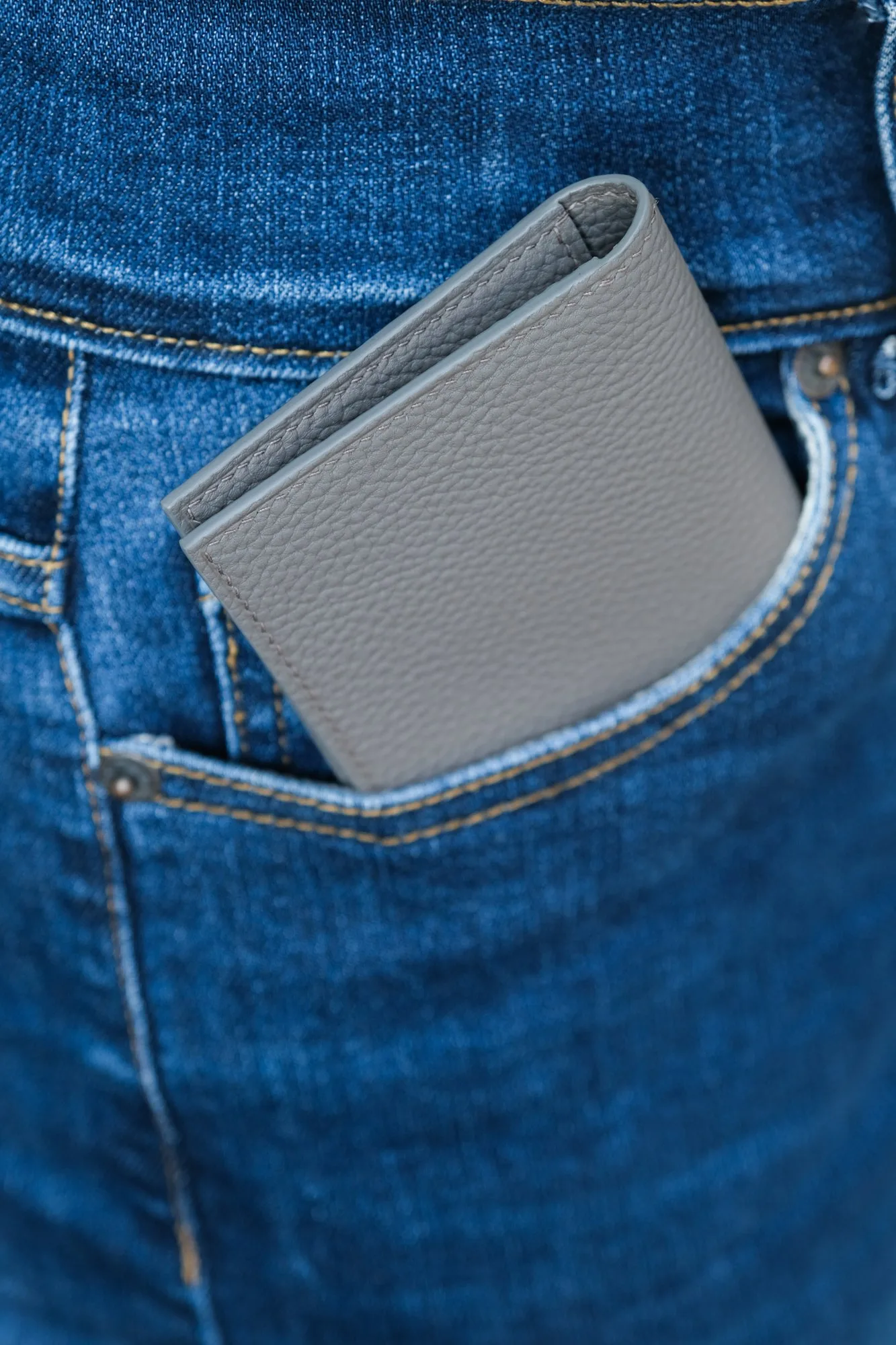 Ảnh Lifestyle Ví đựng thẻ da bò vân màu xám dáng gập siêu mỏng - Koi Leather