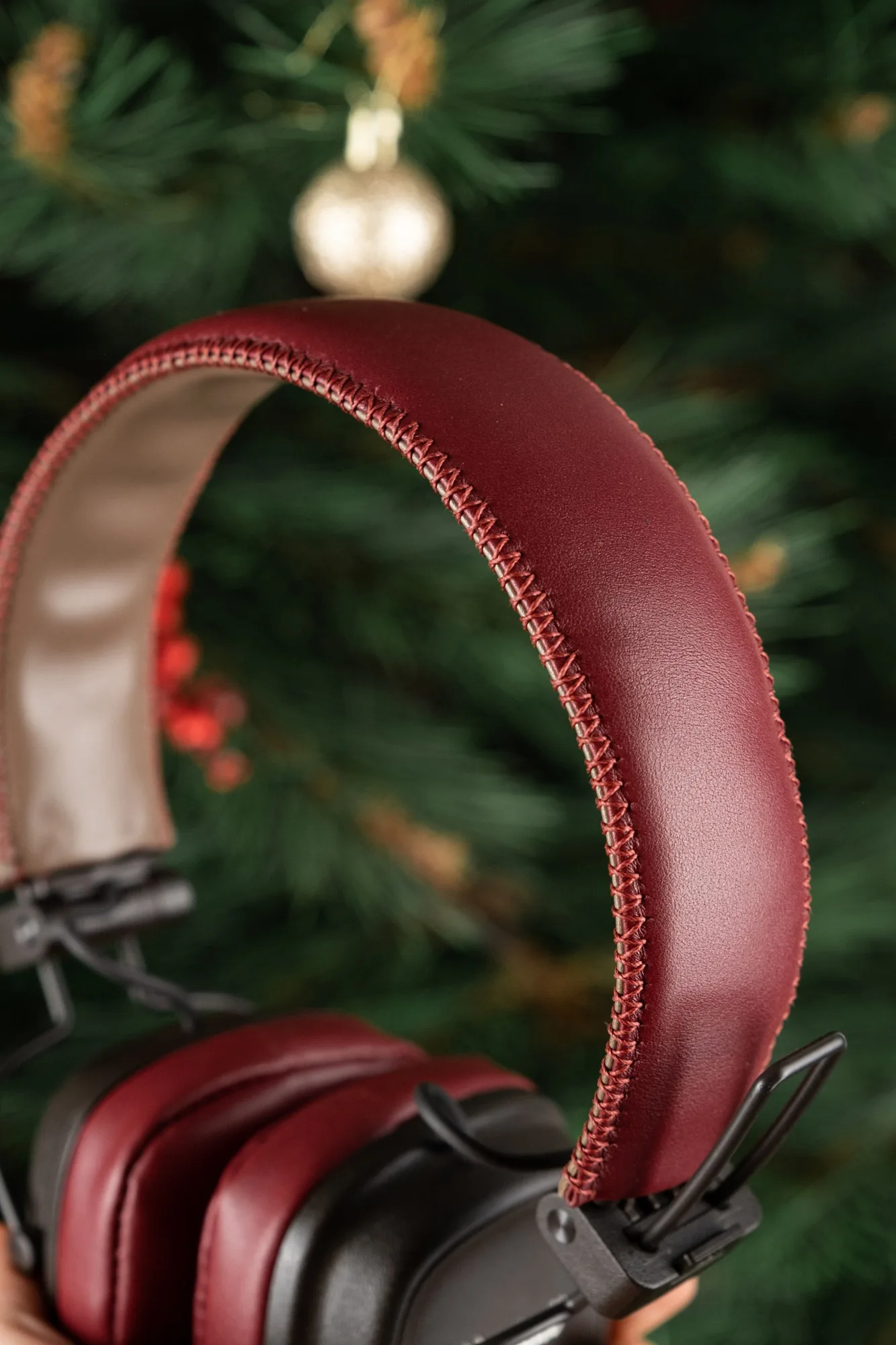 Ảnh Studio Bọc da tai nghe chụp tai màu đỏ mận - Koi Leather