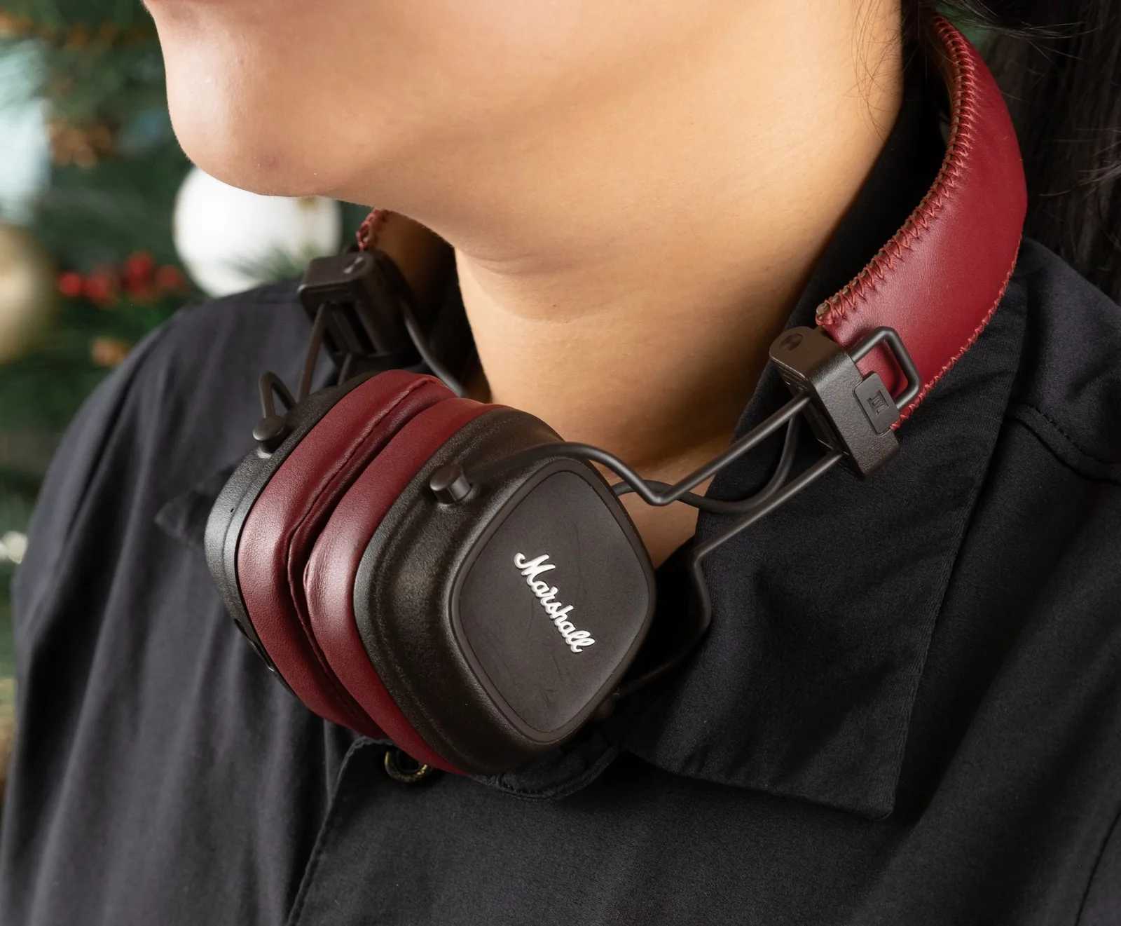 Ảnh Lifestyle Bọc da tai nghe chụp tai màu đỏ mận - Koi Leather