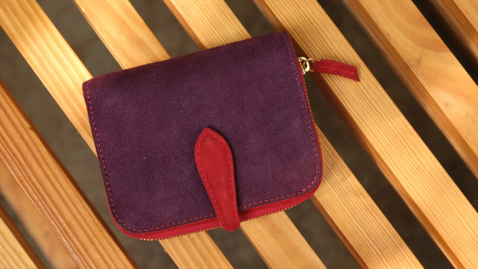 Ảnh Studio Ví gập nữ bằng da lộn phối sắc tím và đỏ có ngăn khoá kéo - Koi Leather