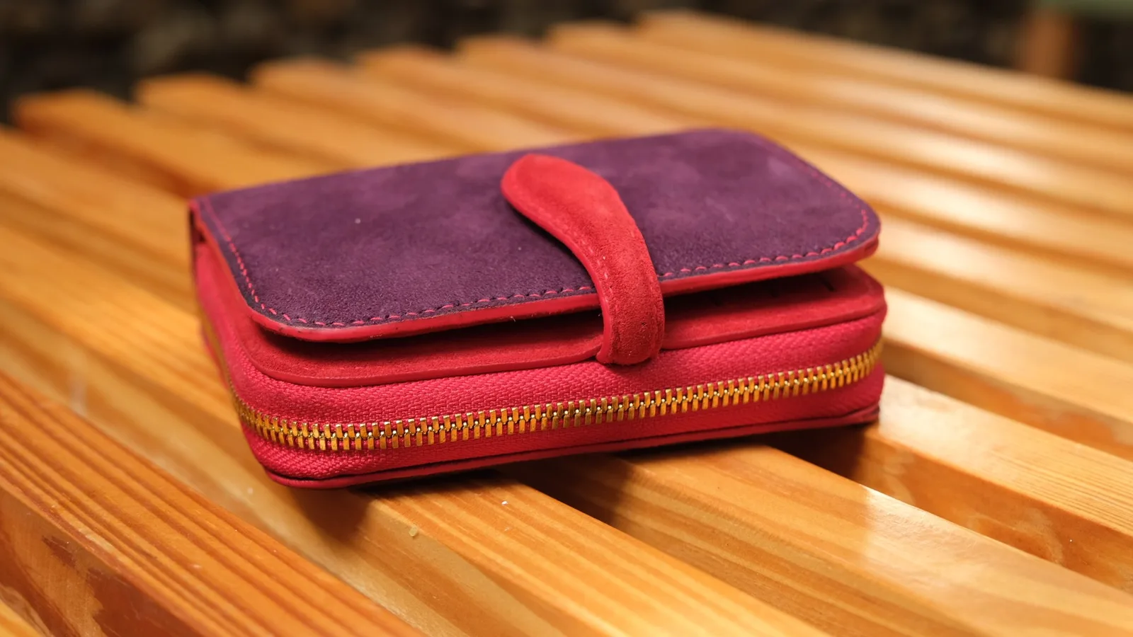 Ảnh Studio Ví gập nữ bằng da lộn phối sắc tím và đỏ có ngăn khoá kéo - Koi Leather