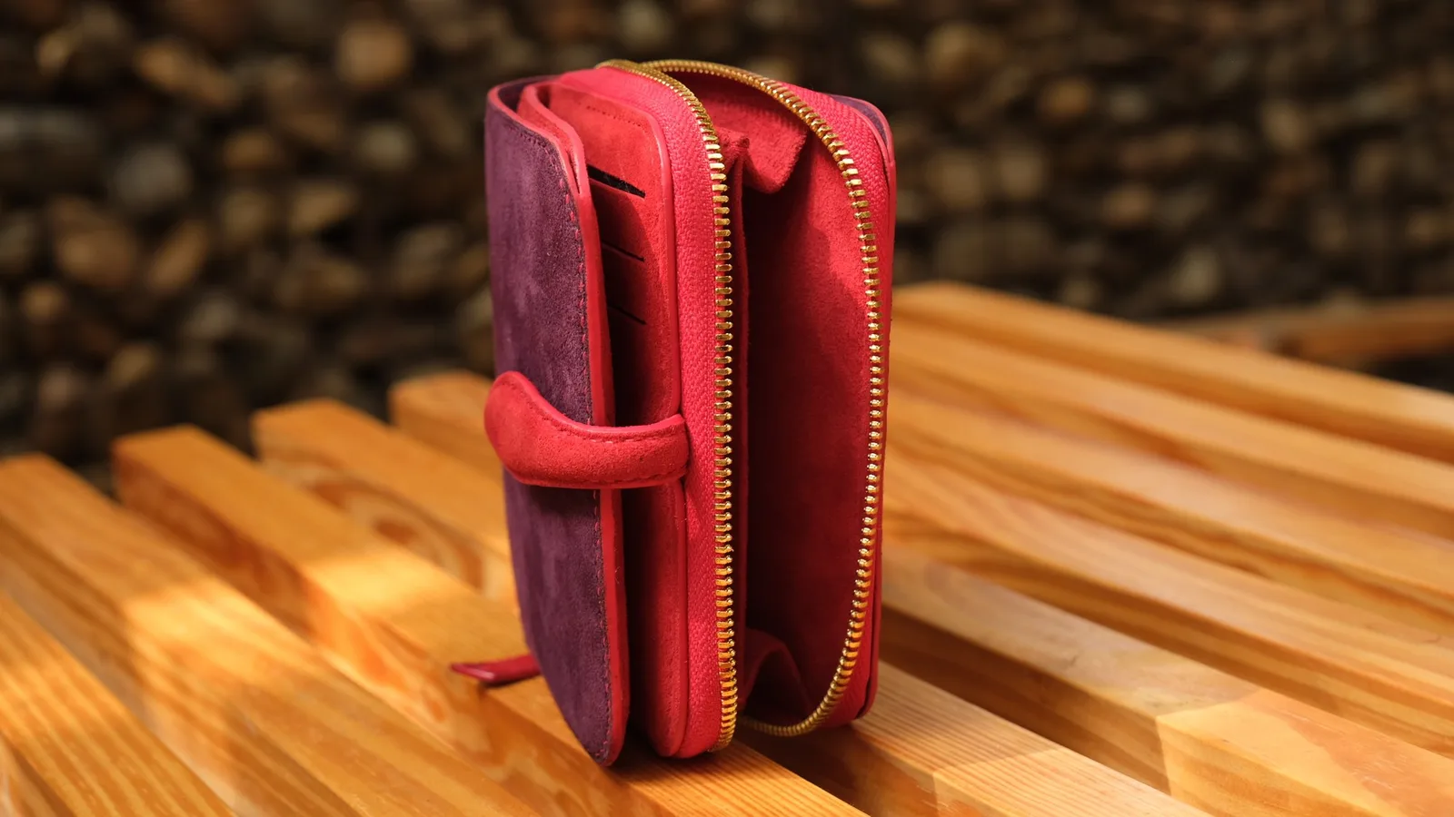Ảnh Studio Ví gập nữ bằng da lộn phối sắc tím và đỏ có ngăn khoá kéo - Koi Leather