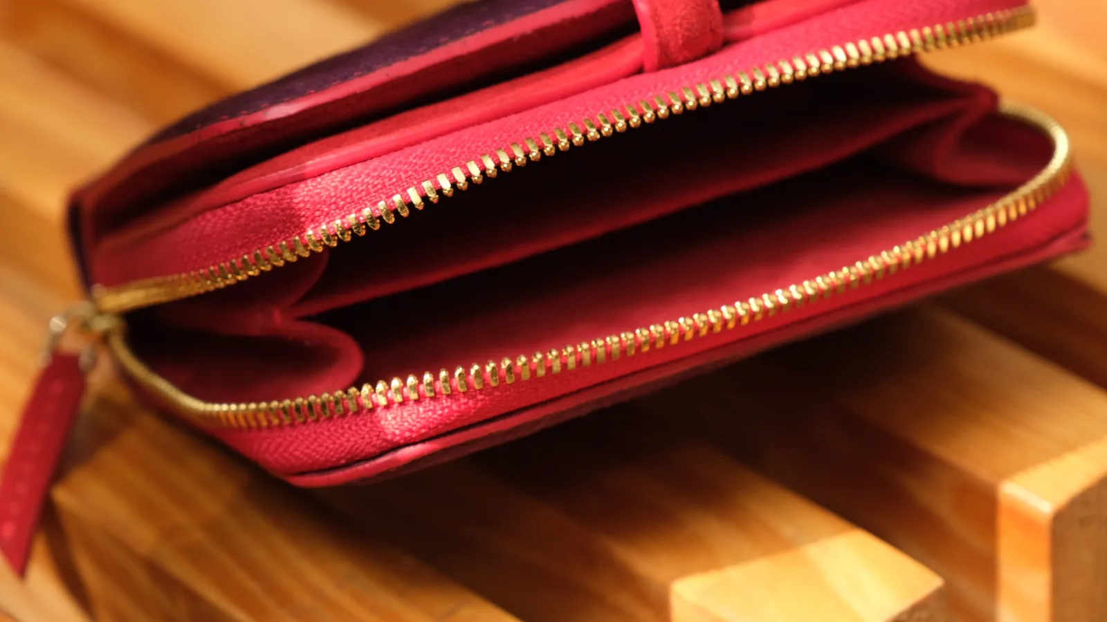 Ảnh Studio Ví gập nữ bằng da lộn phối sắc tím và đỏ có ngăn khoá kéo - Koi Leather