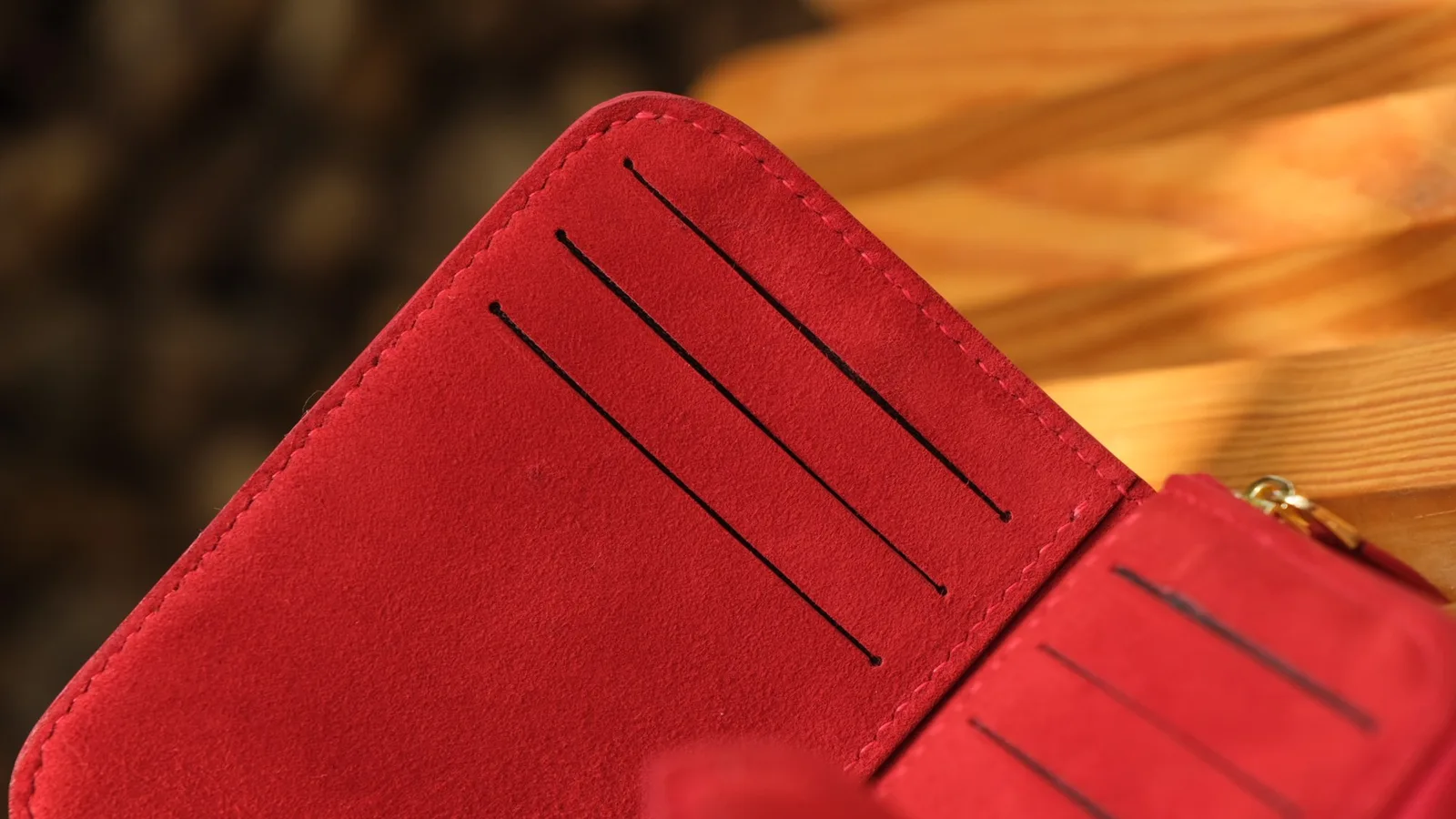 Ảnh Studio Ví gập nữ bằng da lộn phối sắc tím và đỏ có ngăn khoá kéo - Koi Leather