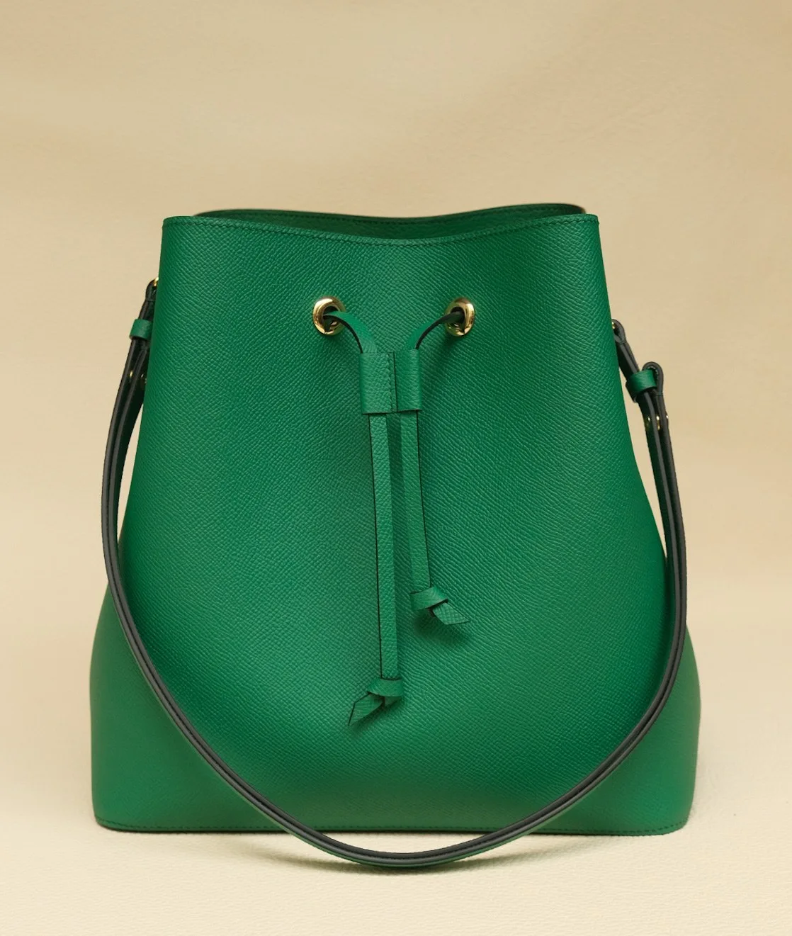 Ảnh Studio Túi bucket da Epsom màu xanh lá dây rút quai đeo - Koi Leather